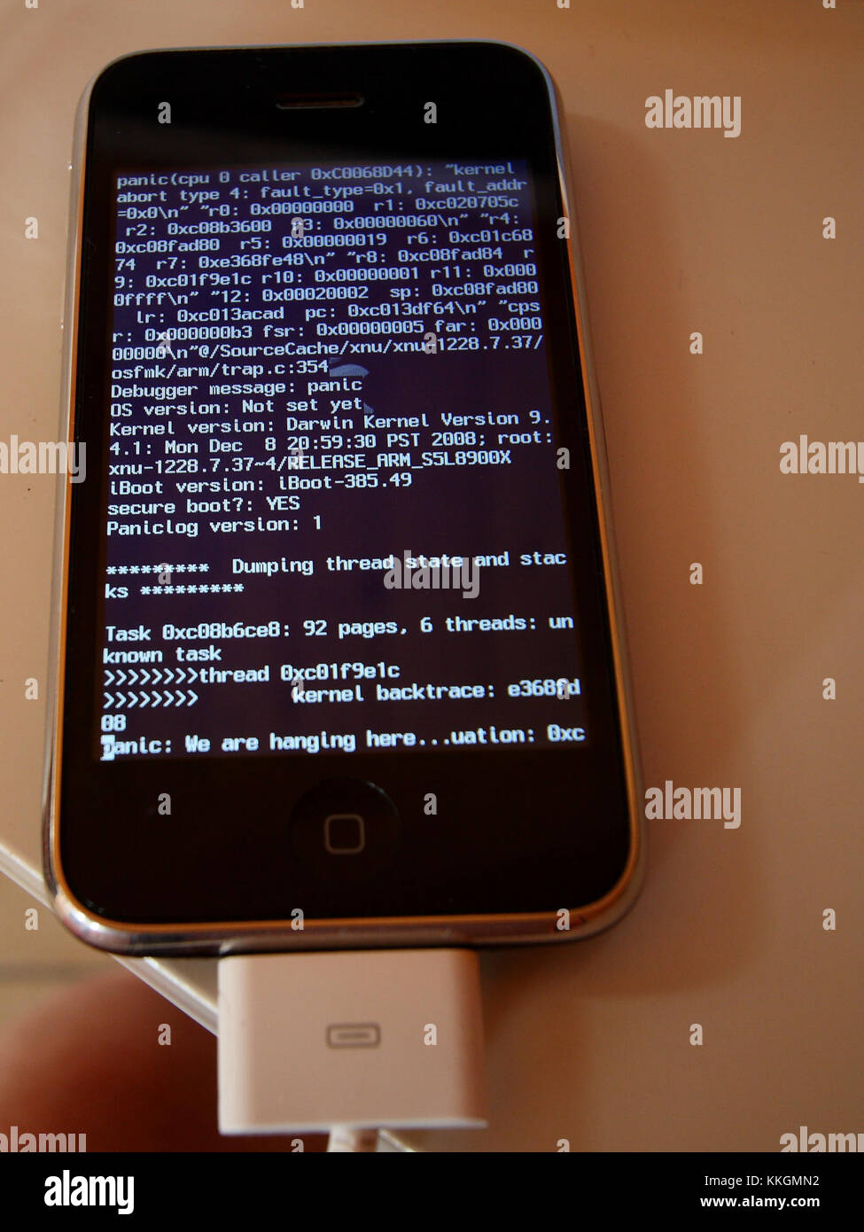 Il panico al kernel dell'iPhone è un errore critico che interessa il sistema operativo del dispositivo, spesso causato da problemi software o hardware. Ciò provoca l'arresto anomalo del sistema e richiede la risoluzione dei problemi. Foto Stock