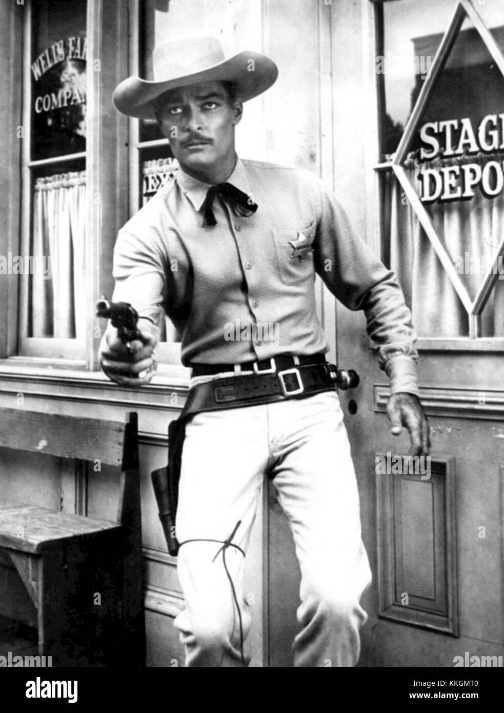 John Russell ha interpretato il ruolo di Dan Troop nella serie TV del 1959 "Lawman", un dramma occidentale ambientato nella frontiera americana. Lo spettacolo raffigurava il suo ruolo di uomo di legge in una città ruvida, riflettendo temi di giustizia e vita di frontiera. Foto Stock