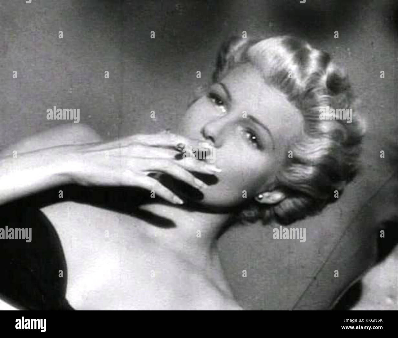 Questa immagine mostra un trailer del film del 1947 *The Lady from Shanghai*, con Rita Hayworth. Il film, diretto da Orson Welles, è un classico esempio di film noir. Foto Stock