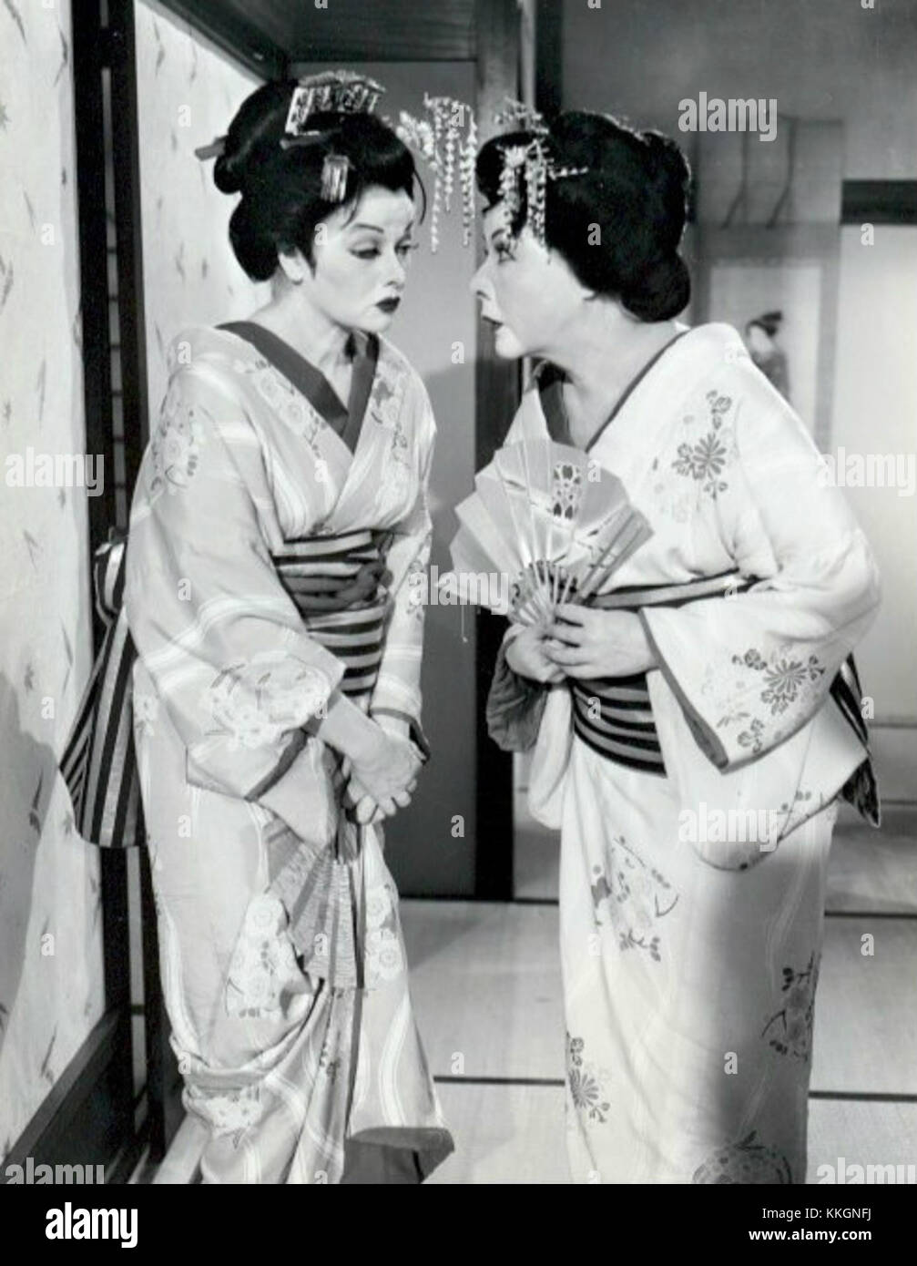 "Lucy va in Giappone" è un documentario culturale che mostra un viaggio in Giappone, mettendo in evidenza la cultura, la storia e le tradizioni del paese attraverso la prospettiva di uno straniero. Foto Stock