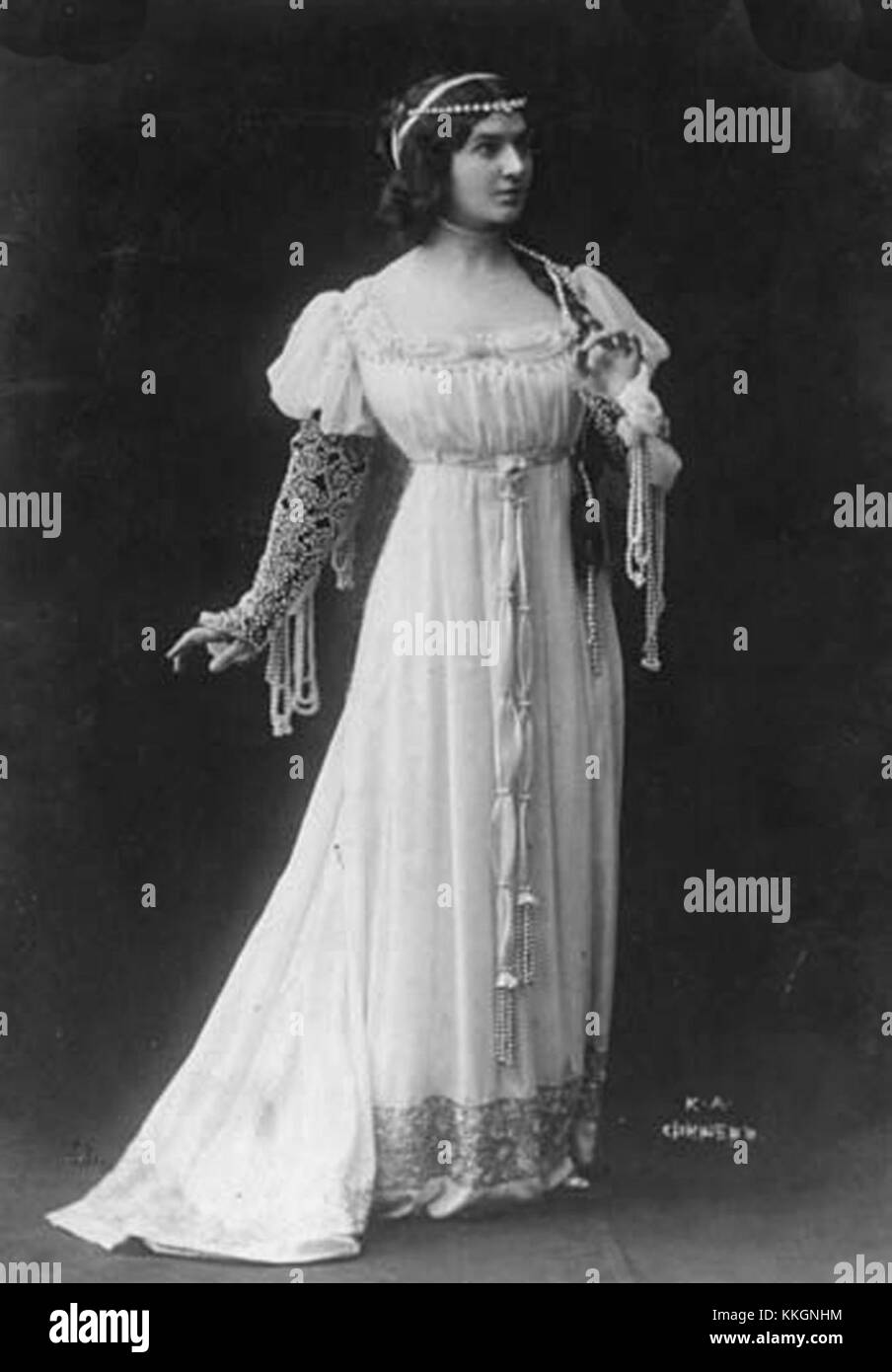 Maria Kuznetsova è raffigurata come Euridice in questo ritratto a figura intera. L'immagine cattura la grazia e l'esecuzione teatrale della cantante d'opera russa nel suo ritratto del personaggio mitologico. Foto Stock