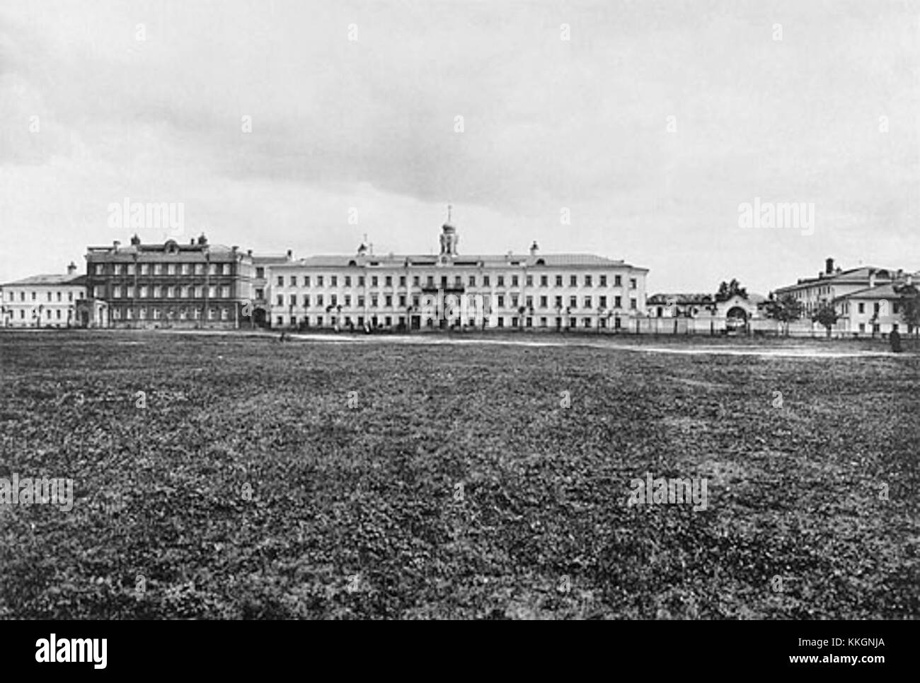 Questa immagine proviene da un album municipale che documenta l'ospedale Gospitalnaya, che è una significativa istituzione medica. La foto mostra l'edificio e le sue caratteristiche architettoniche, evidenziandone il ruolo nei servizi sanitari. Foto Stock