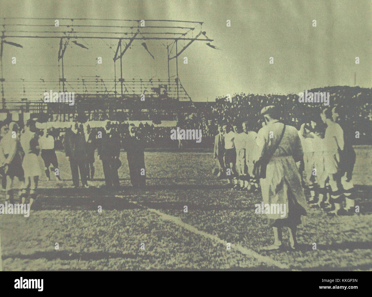 L'immagine cattura una vista di Stadion ul. Cicha, uno stadio sportivo noto per ospitare eventi sportivi locali. Situato in Polonia, è un luogo popolare per varie attività sportive e offre uno spazio per gli sport della comunità e le attività fisiche. Foto Stock