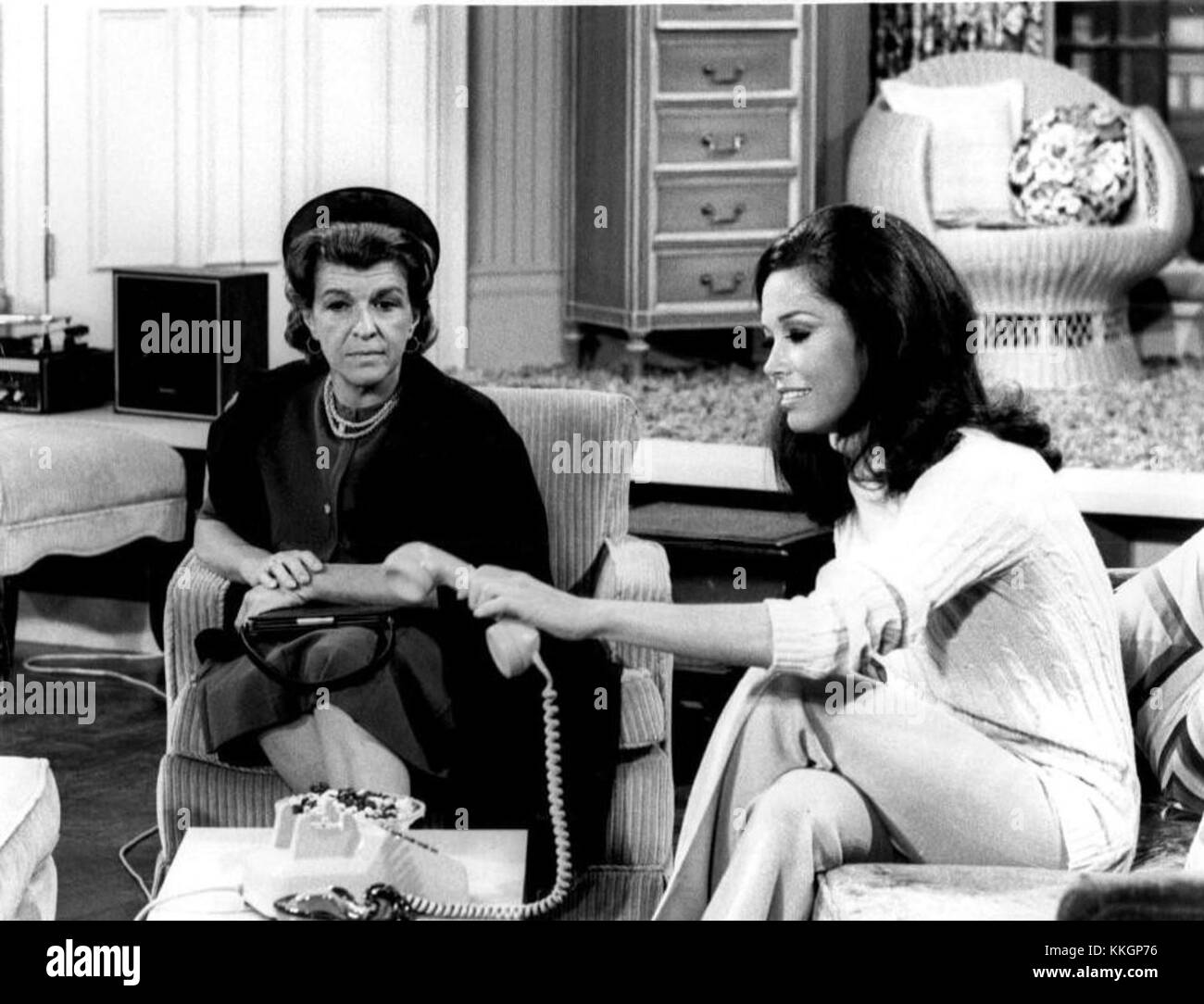 Nancy Walker e Mary Tyler Moore erano membri chiave del cast di "The Mary Tyler Moore Show", una popolare serie televisiva americana del 1970. Foto Stock