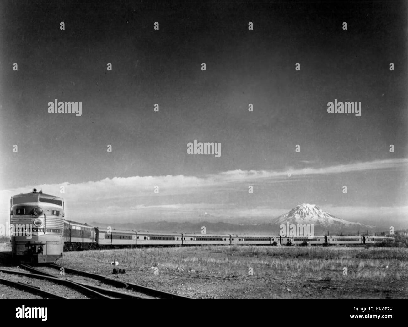 L'Olympian Hiawatha era un prestigioso treno aerodinamico gestito dalla Milwaukee Road, introdotto nel 1947. Era conosciuta per la sua velocità e il lusso, collegando Chicago a Seattle, offrendo servizi di prima classe durante la metà del XX secolo. Foto Stock L'Olympian Hiawatha era un prestigioso treno aerodinamico gestito dalla Milwaukee Road, introdotto nel 1947. Era conosciuta per la sua velocità e il lusso, collegando Chicago a Seattle, offrendo servizi di prima classe durante la metà del XX secolo. Foto Stock