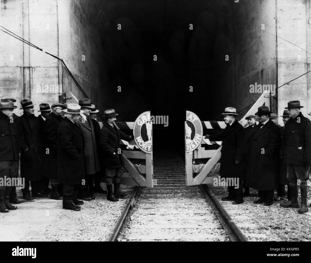 L'apertura del Cascade Tunnel nel nel 1929, un importante risultato ingegneristico per i trasporti. L'immagine cattura l'evento importante con folle riunite e funzionari presenti sul sito. Foto Stock