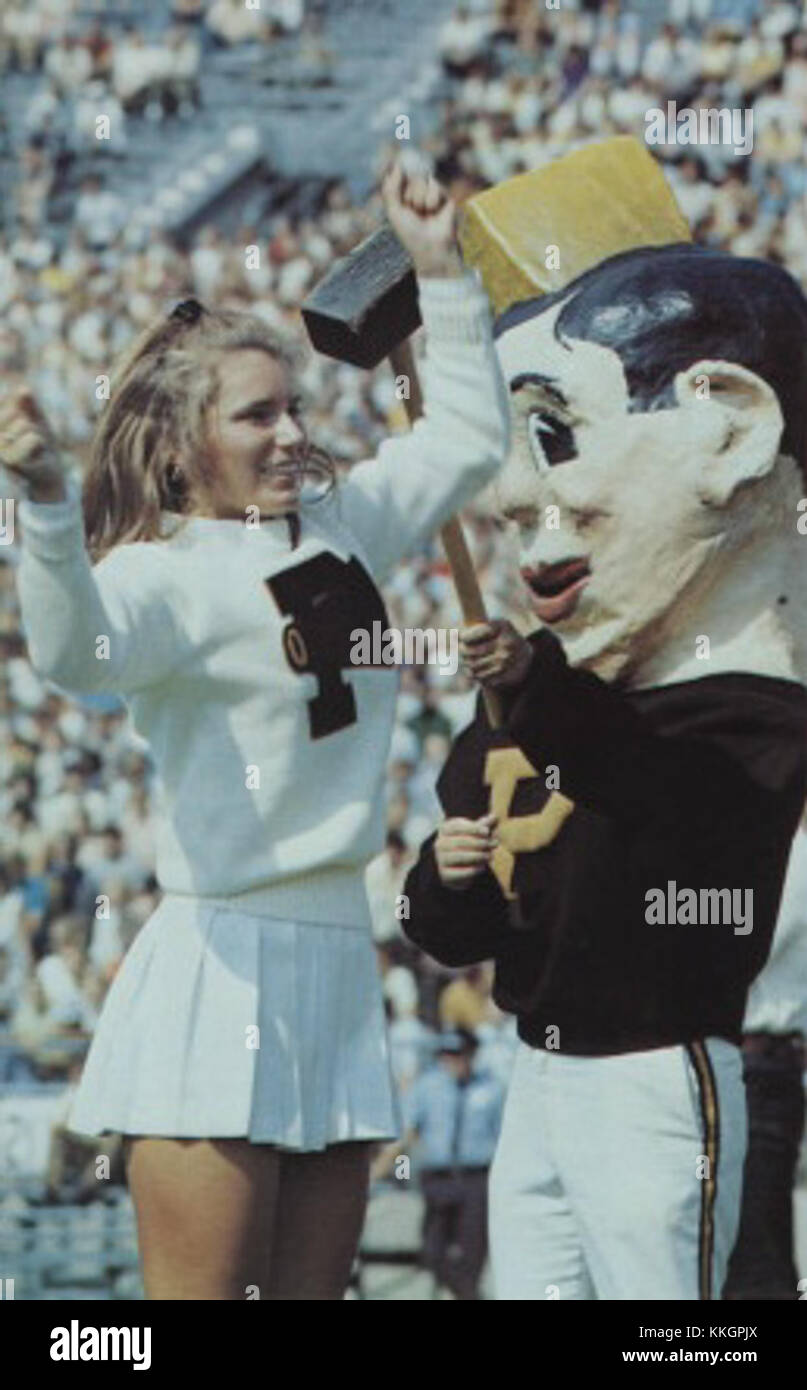 Purdue Pete è la mascotte della Purdue University, introdotta nel 1969. Il personaggio è noto per rappresentare lo spirito e l'orgoglio dell'università, apparendo in vari eventi, giochi sportivi e impegni pubblici. Purdue Pete incarna l'identità dell'università e svolge un ruolo chiave nel promuovere l'orgoglio scolastico. Foto Stock