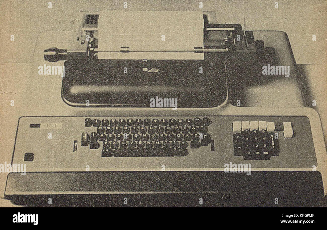 Il Robotron 1711 è un modello di computer vintage che faceva parte della collezione del marchio Robotron negli anni '1980 Nota per le sue prime capacità informatiche, ha giocato un ruolo nello sviluppo di sistemi di personal computing. Foto Stock