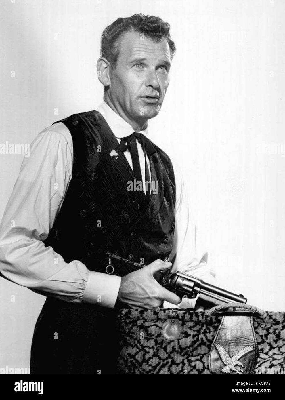 *Man from Blackhawk* (1959) di *Robert Rockwell* è un'immagine iconica che cattura l'essenza del West americano. Il lavoro di Rockwell riflette la robustezza e lo spirito avventuroso del periodo attraverso l'illustrazione dinamica. Foto Stock