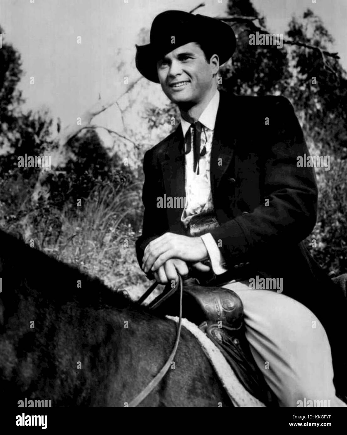 Robert Colbert interpreta Brent Maverick nella serie televisiva americana "Maverick" (1961). La serie segue le avventure dei fratelli Maverick, con il personaggio di Colbert che aggiunge un fascino unico allo show. Foto Stock