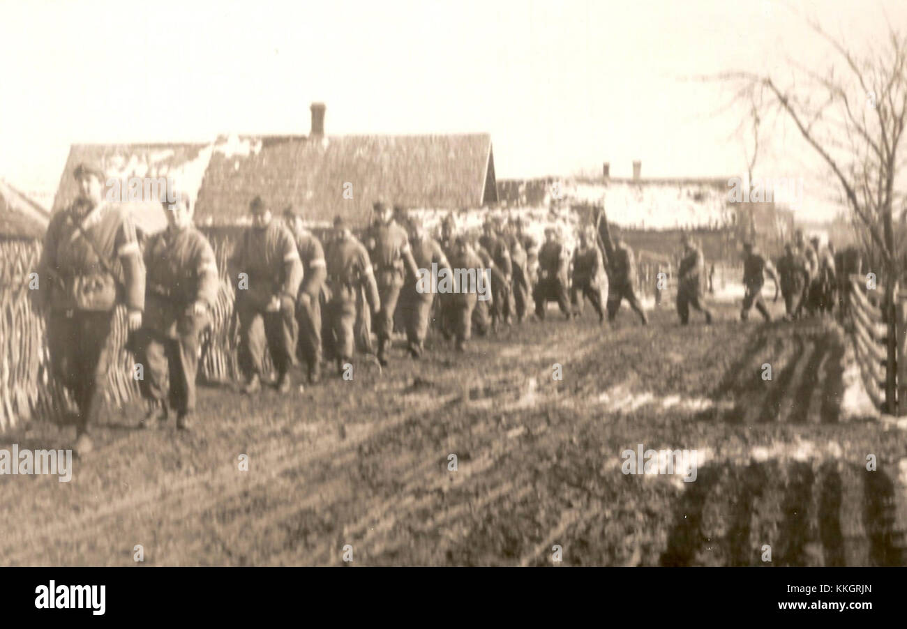 "3 brygada opuszcza kwatery" si riferisce a un'unità militare (3a brigata) che lascia i suoi quartieri. Questo potrebbe rappresentare un momento militare storico, possibilmente in tempo di guerra o uno spiegamento specifico. Foto Stock