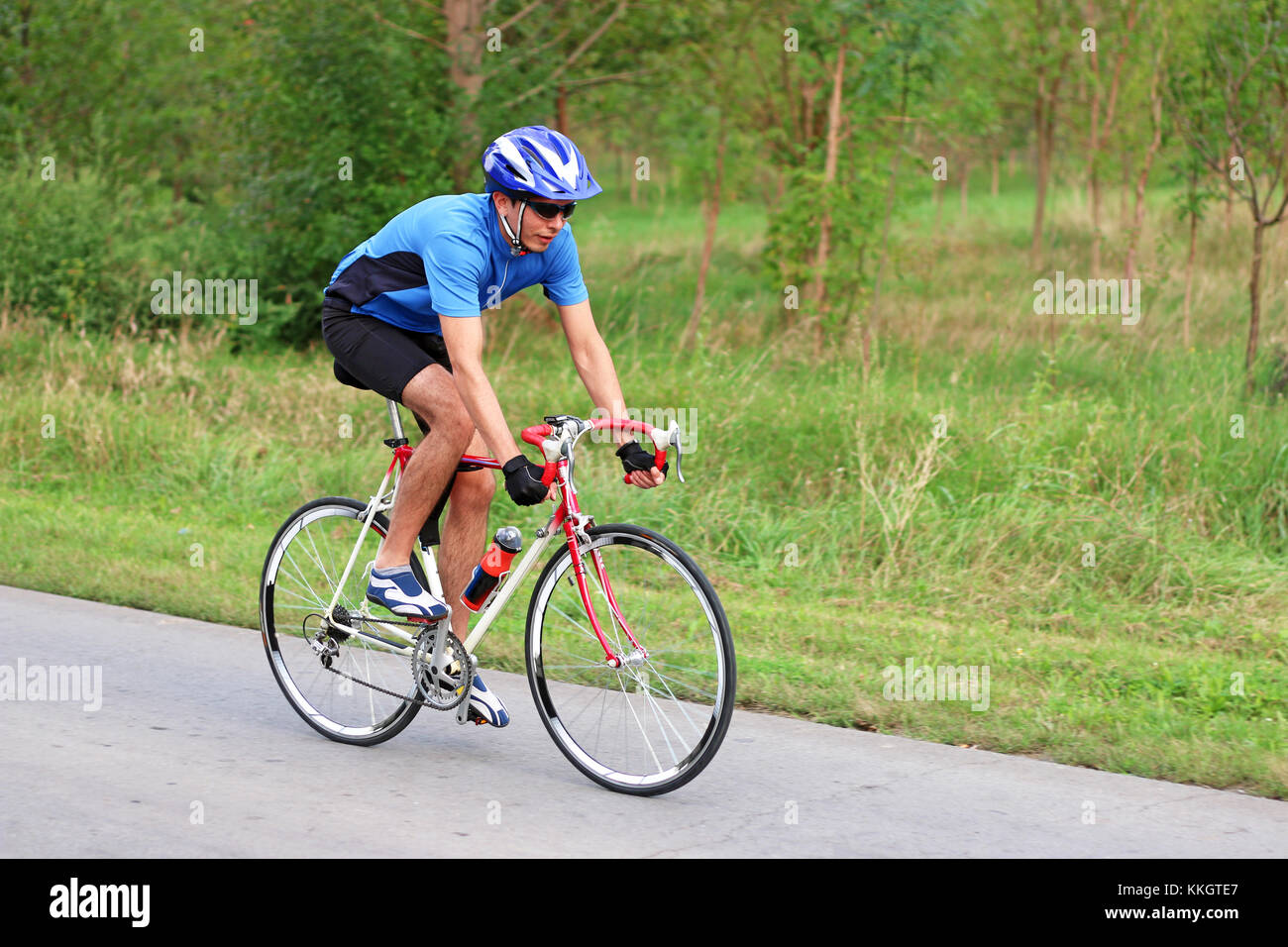 Ciclista maschio su una bici da corsa Foto Stock