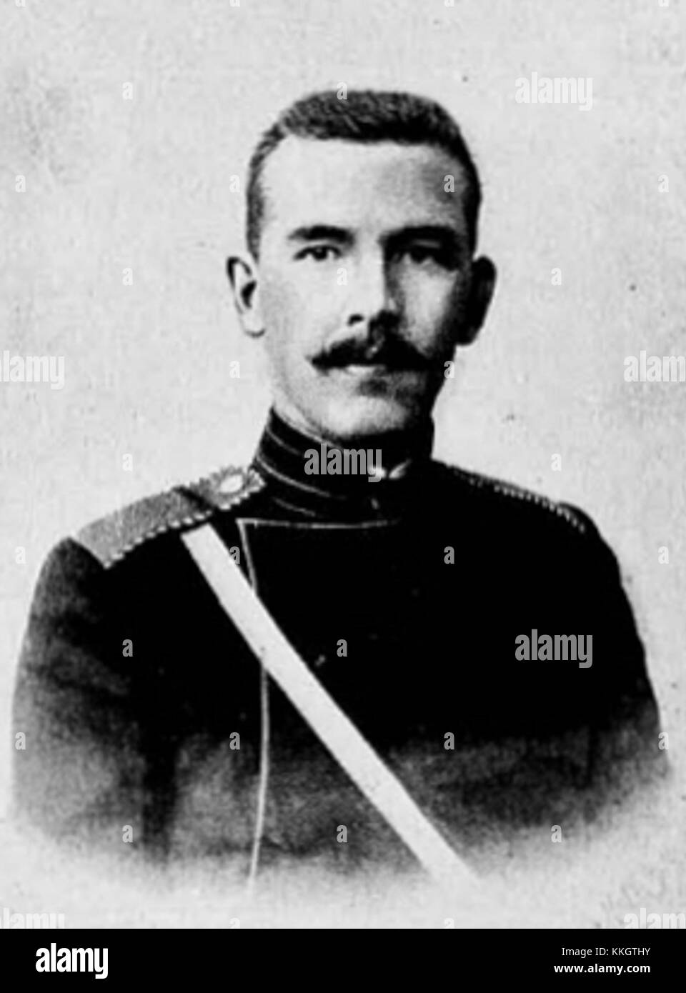 Lev Velikhov, un ufficiale militare russo, è raffigurato nella distintiva uniforme delle guardie di artiglieria a cavallo, riflettendo il suo servizio nell'unità di cavalleria d'élite dell'Impero russo. Foto Stock