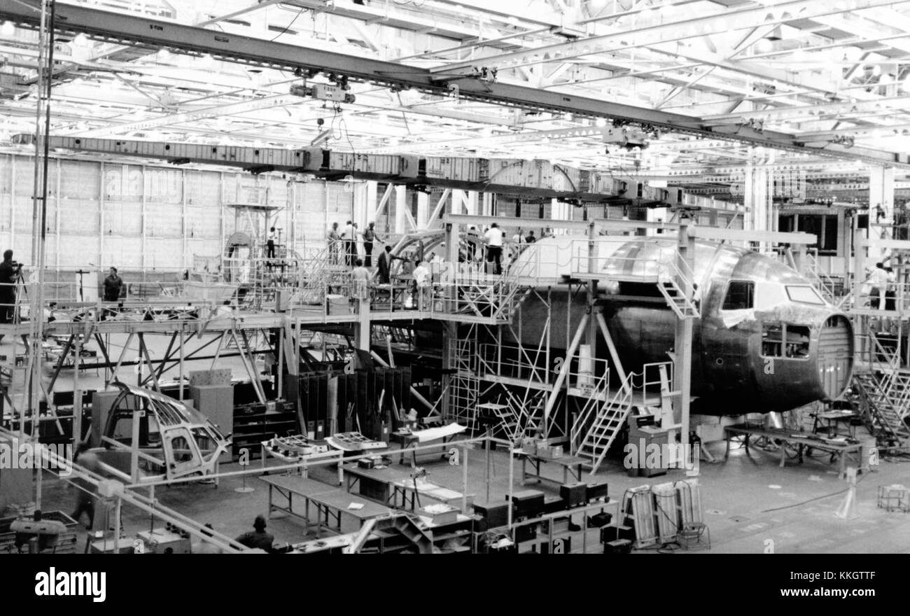 McDonnell Douglas Long Beach 16, in particolare il modello C47-IS, si riferisce ad una variante del C-47 prodotto dalla McDonnell Douglas. Questo modello è stato utilizzato in varie applicazioni militari e civili, offrendo un design versatile di aeromobili per il trasporto e il carico. Foto Stock