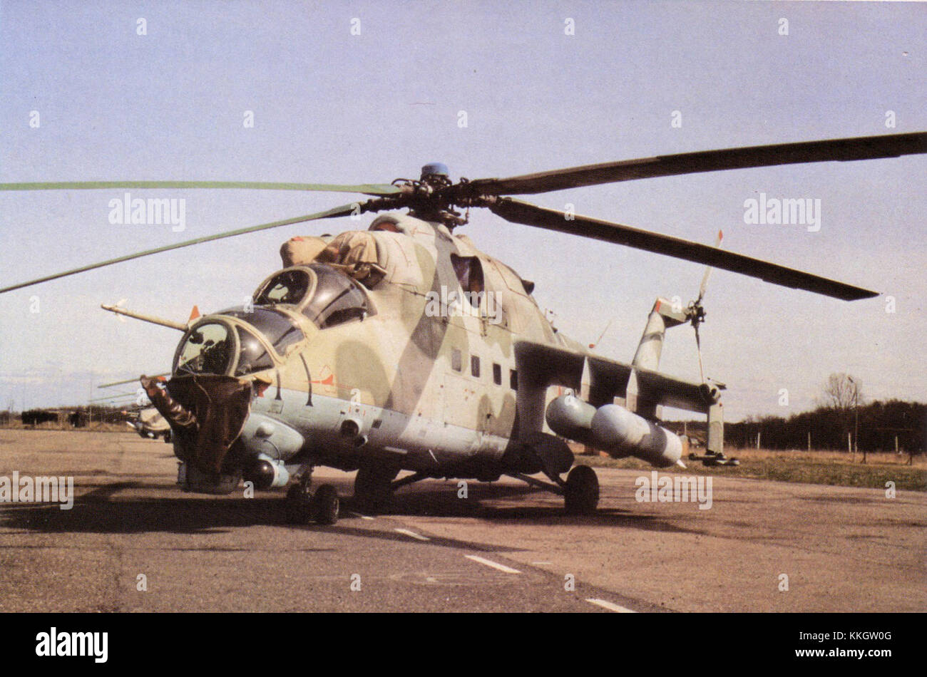 Il mi-24W NTW 3 92 è una variante di elicottero militare, nota per le sue armi avanzate e la versatilità in situazioni di combattimento. È utilizzato in varie operazioni militari e da diverse forze armate. Foto Stock