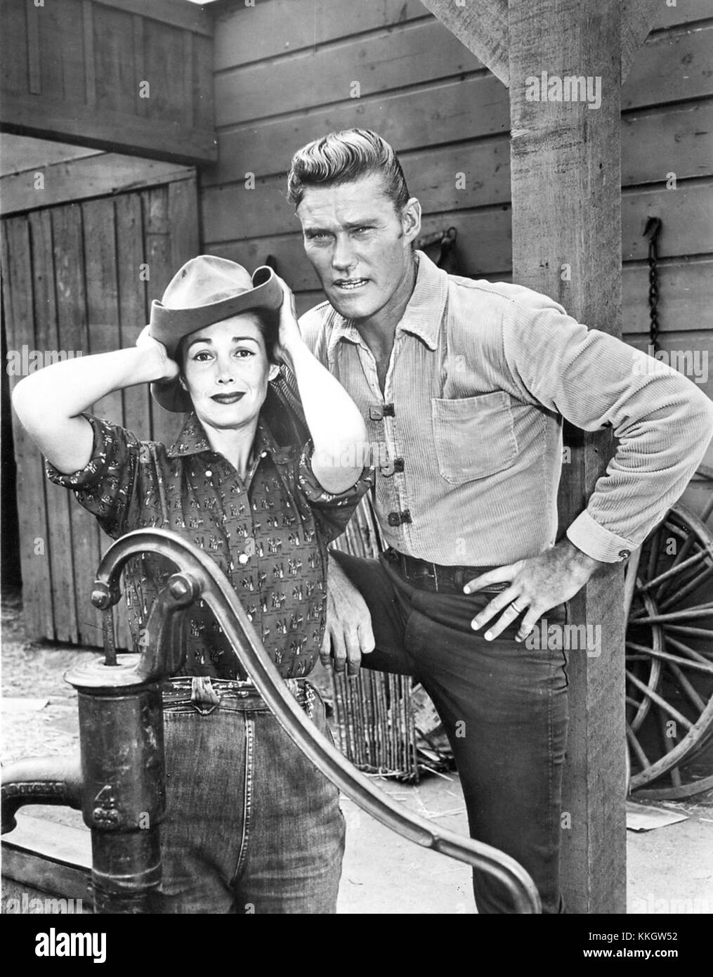Un'immagine promozionale con Chuck Connors e Joan Taylor della serie TV degli anni '1960 *The Rifleman*, che mostra i loro ruoli iconici nel dramma occidentale. Foto Stock