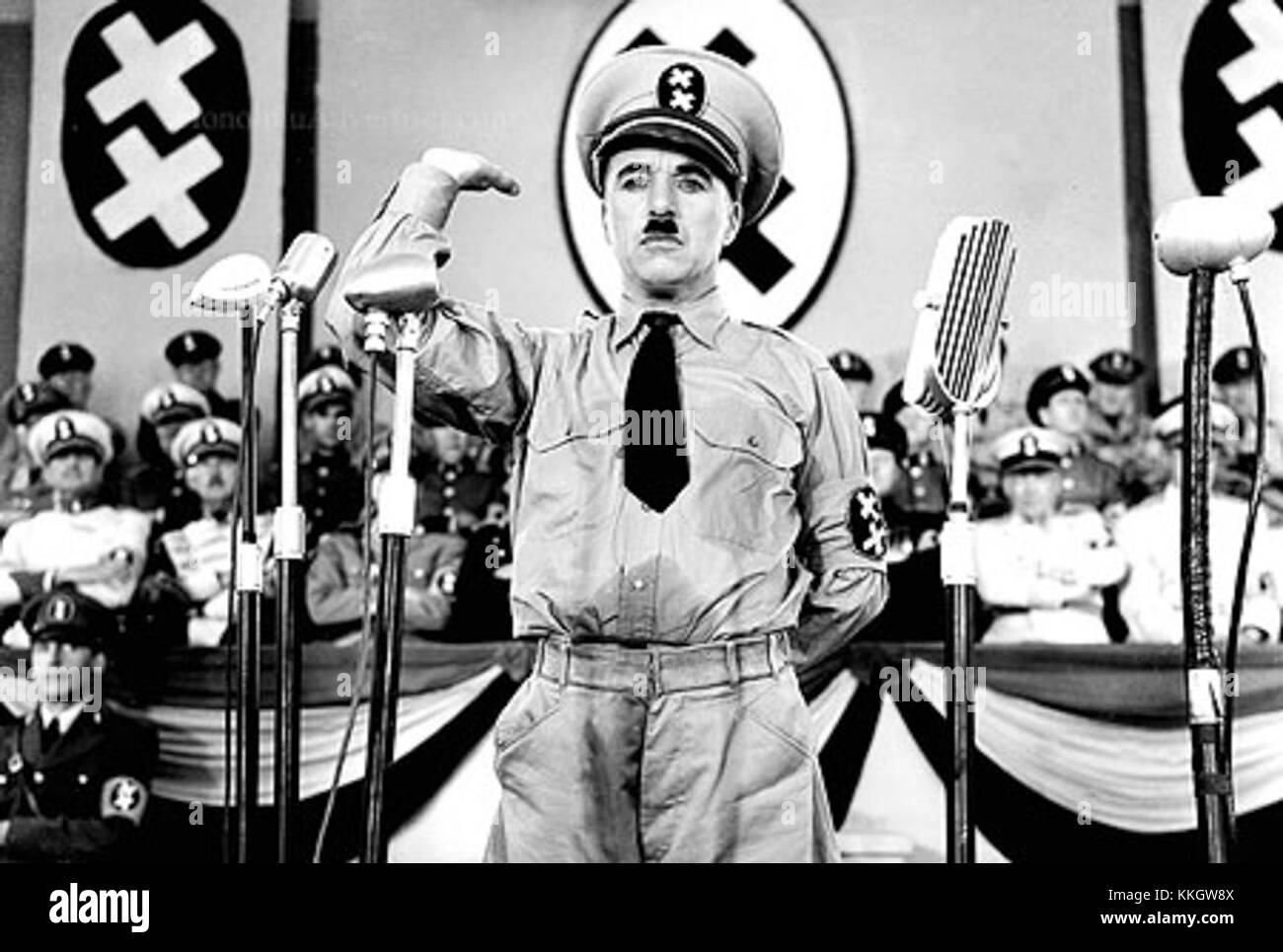 085007 1.tif. ** FILE **il leggendario attore/regista di film muto Charlie Chaplin è mostrato in una scena del film del 1940 'il grande dittatore', il suo primo film con dialogo, in questa foto promozionale. Chaplin interpreta i due ruoli di un barbiere ebreo dolce e di un dittatore omicida di tipo Hitler. Quattro dei film di Chaplin "The Gold Rush", "The Great Dictator", "Modern Times" e "Limelight", usciranno su DVD il 1° luglio 2003 da Warner Home Video, come primo di una serie di dieci titoli inclusi nella "The Chaplin Collection". (AP Photo/The Roy Export Company Establishment, ho) dittatore charlie Foto Stock