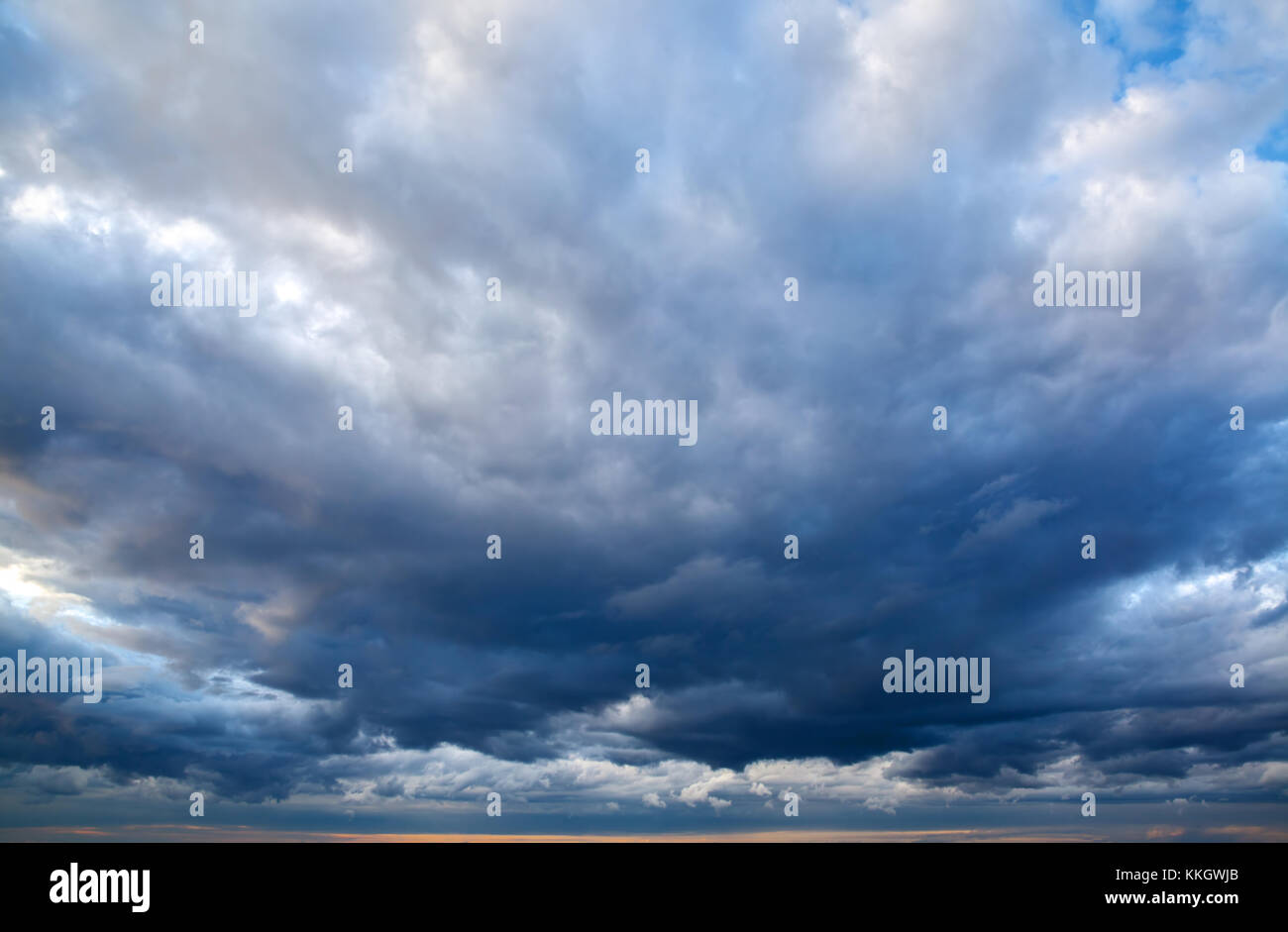Stormy drammatico nord cielo di nuvole, può essere utilizzato come sfondo Foto Stock