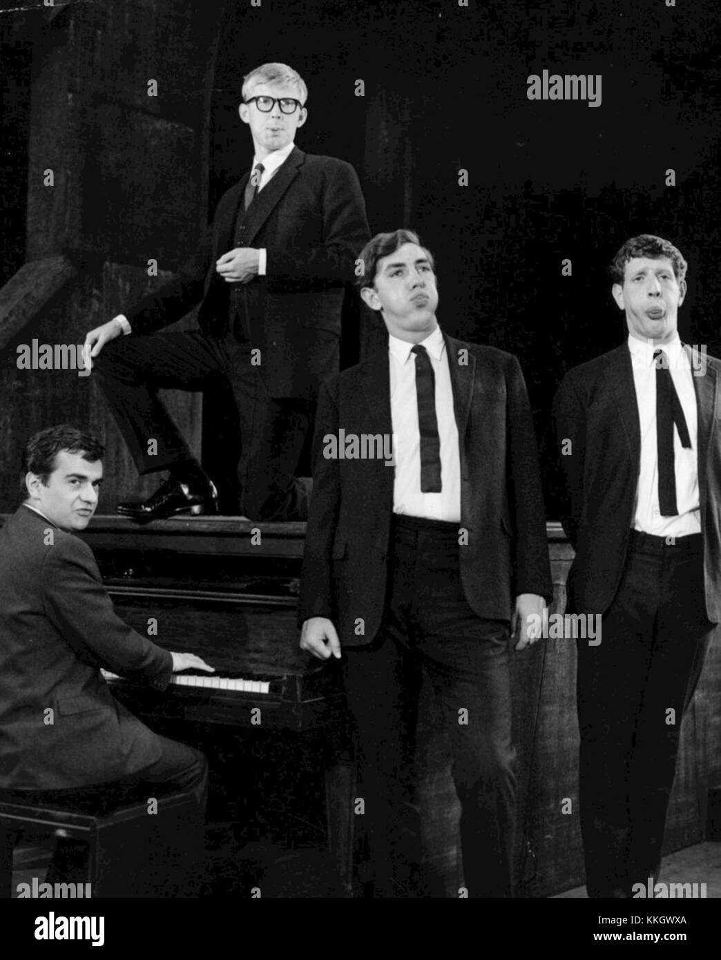 Beyond the Fringe è stata una commedia innovativa che ha debuttato nel 1960. Il cast originale, con Peter Cook, Dudley Moore, Alan Bennett e Jonathan Miller, ha dato un contributo significativo alla commedia e al teatro britannico. Foto Stock