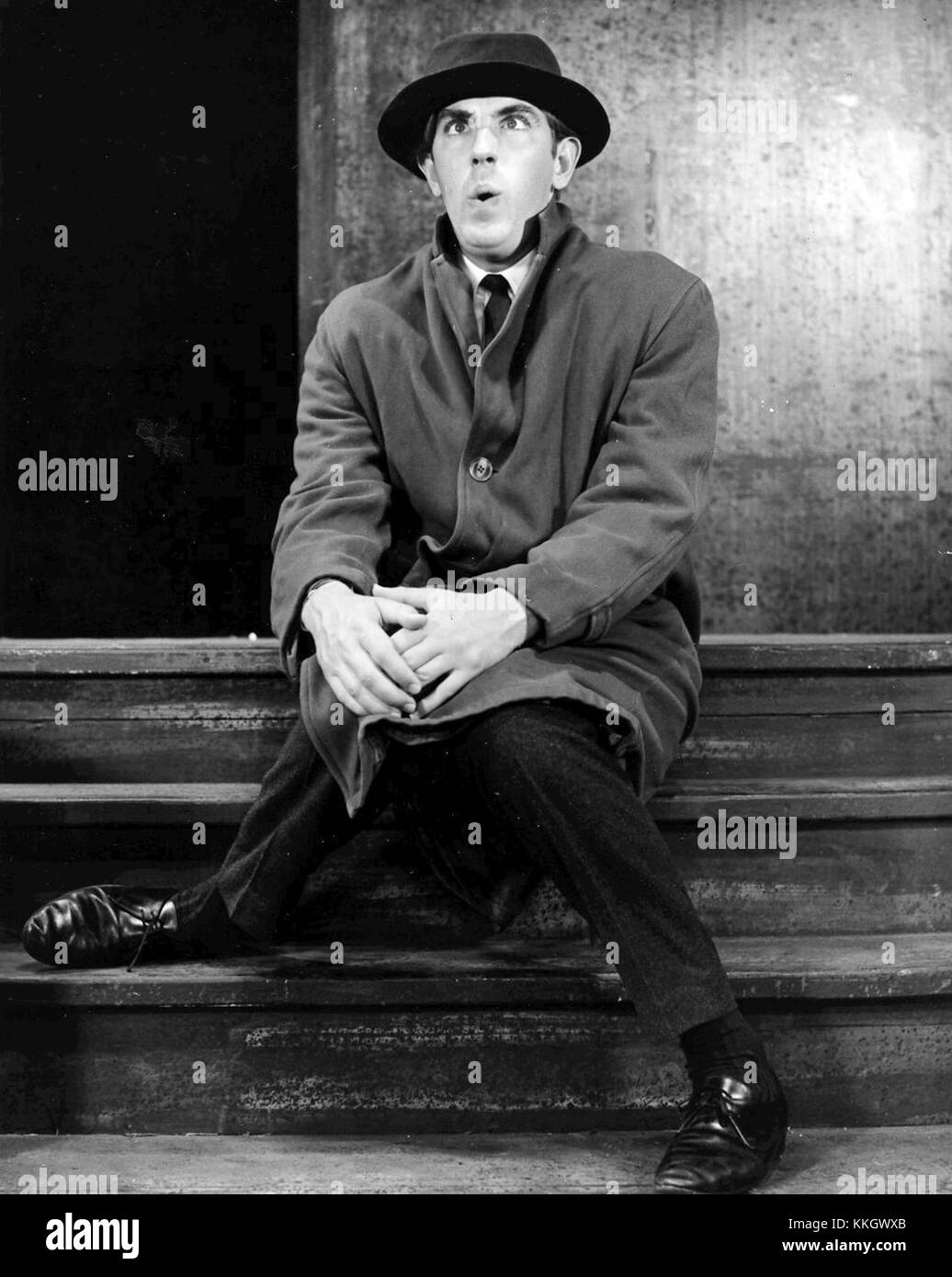 Peter Cook si è esibito nella rivista satirica del 1962 â€˜Beyond the Fringe,â€™ che ha mostrato satira politica e sociale durante un periodo cruciale nel teatro britannico. Foto Stock