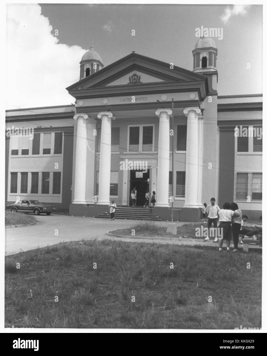Benitez, Gautier, High School è un'importante istituzione educativa conosciuta per la sua eccellenza accademica. Fornisce una vasta gamma di programmi educativi per i suoi studenti, preparandoli al successo futuro. Foto Stock