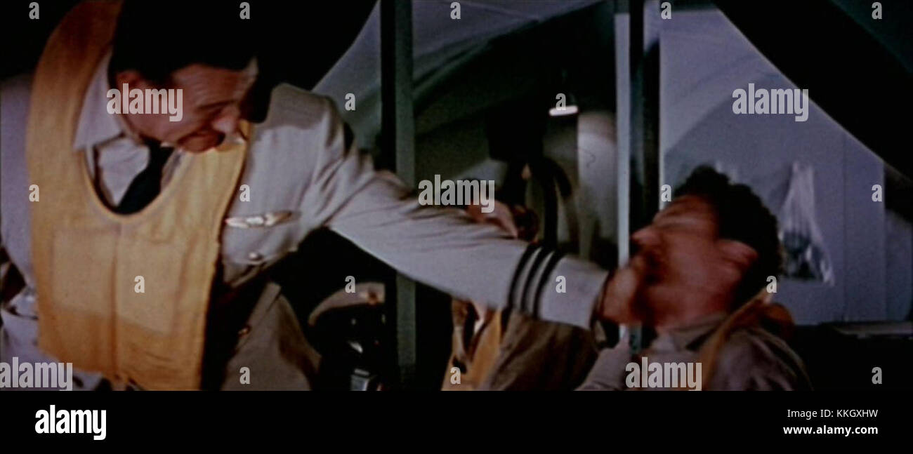 Lo screenshot del trailer del film del 1954 "Five Face High and Mighty" cattura un momento del film, offrendo un assaggio del suo stile narrativo e visivo. Foto Stock