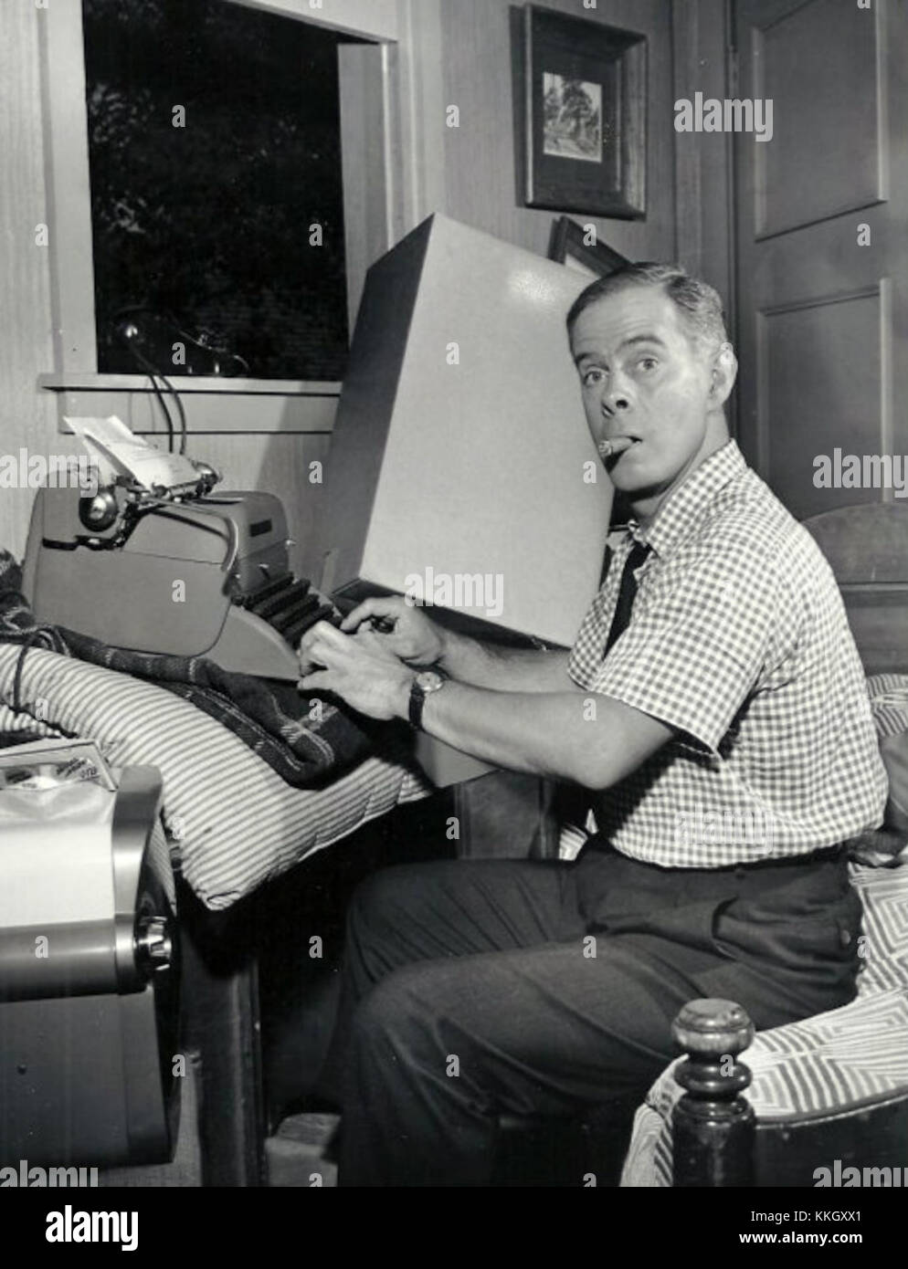 Harry Morgan e Pete Porter appaiono nello show televisivo del 1957 "December Bride", una sitcom americana su una donna vedova e le sue esperienze. La serie era popolare ai suoi tempi. Foto Stock