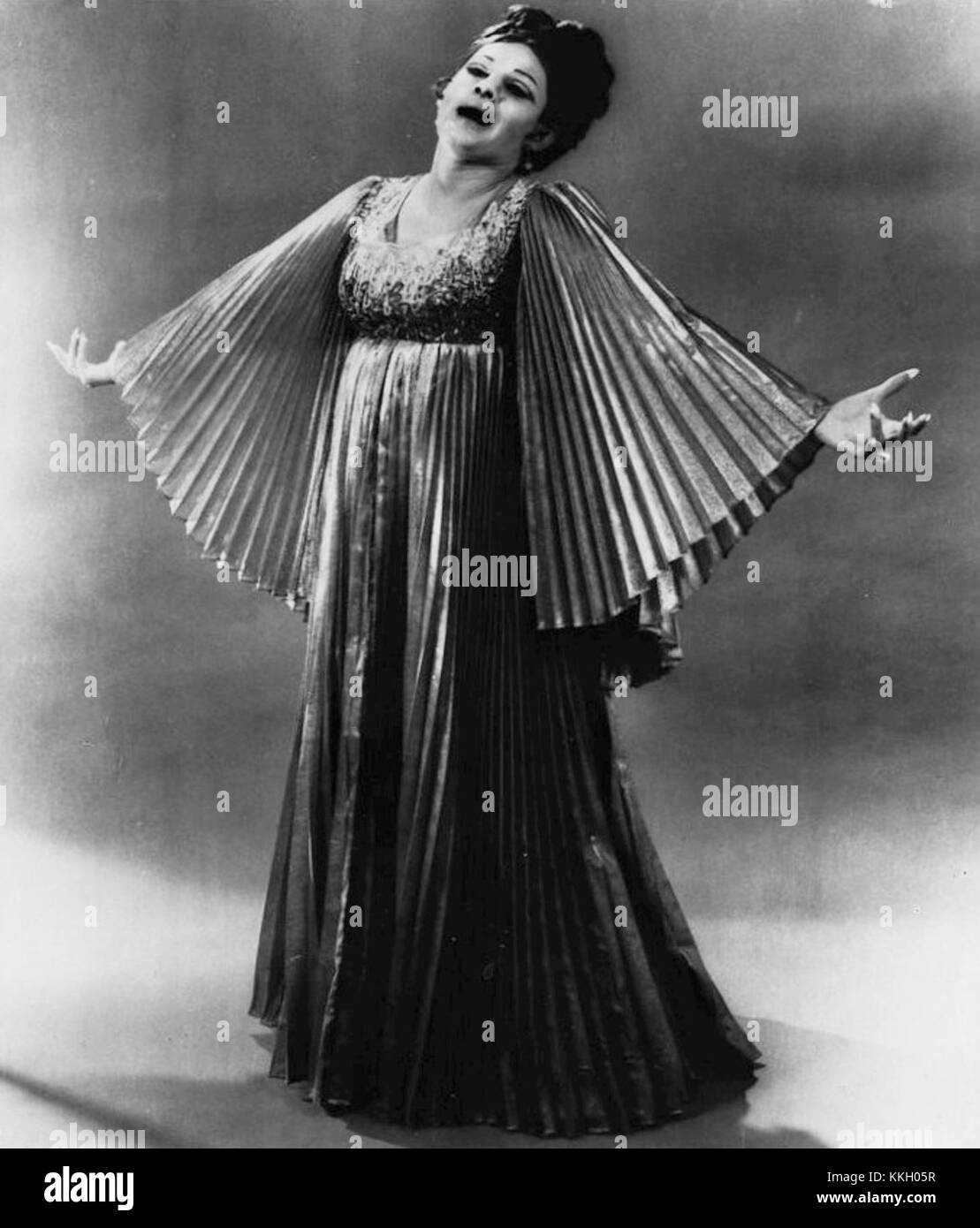 Questa immagine cattura Jim Bailey che si esibisce nel ruolo di Barbara Streisand nel 1973, mostrando il suo atto tributo all'iconica cantante e attrice. Foto Stock