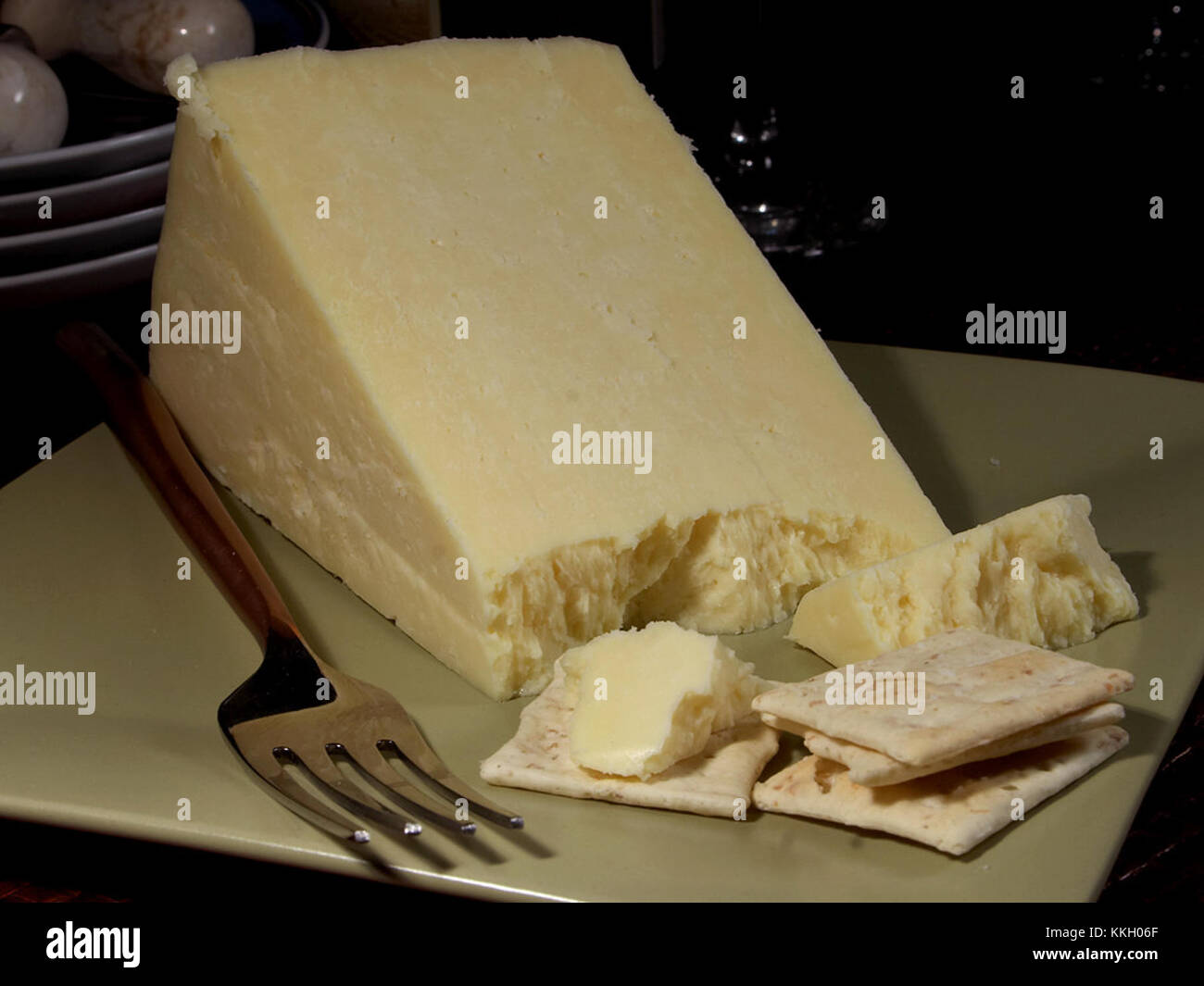 Il Caerphilly è un formaggio tradizionale gallese noto per la sua consistenza friabile e il sapore leggermente piccante. Prodotto con latte vaccino, viene spesso venduto in grandi ruote e presenta un caratteristico interno bianco e umido con una crosta liscia e commestibile. Proviene dal villaggio di Caerphilly nel Galles del Sud ed è stato prodotto almeno dal XIX secolo. Foto Stock