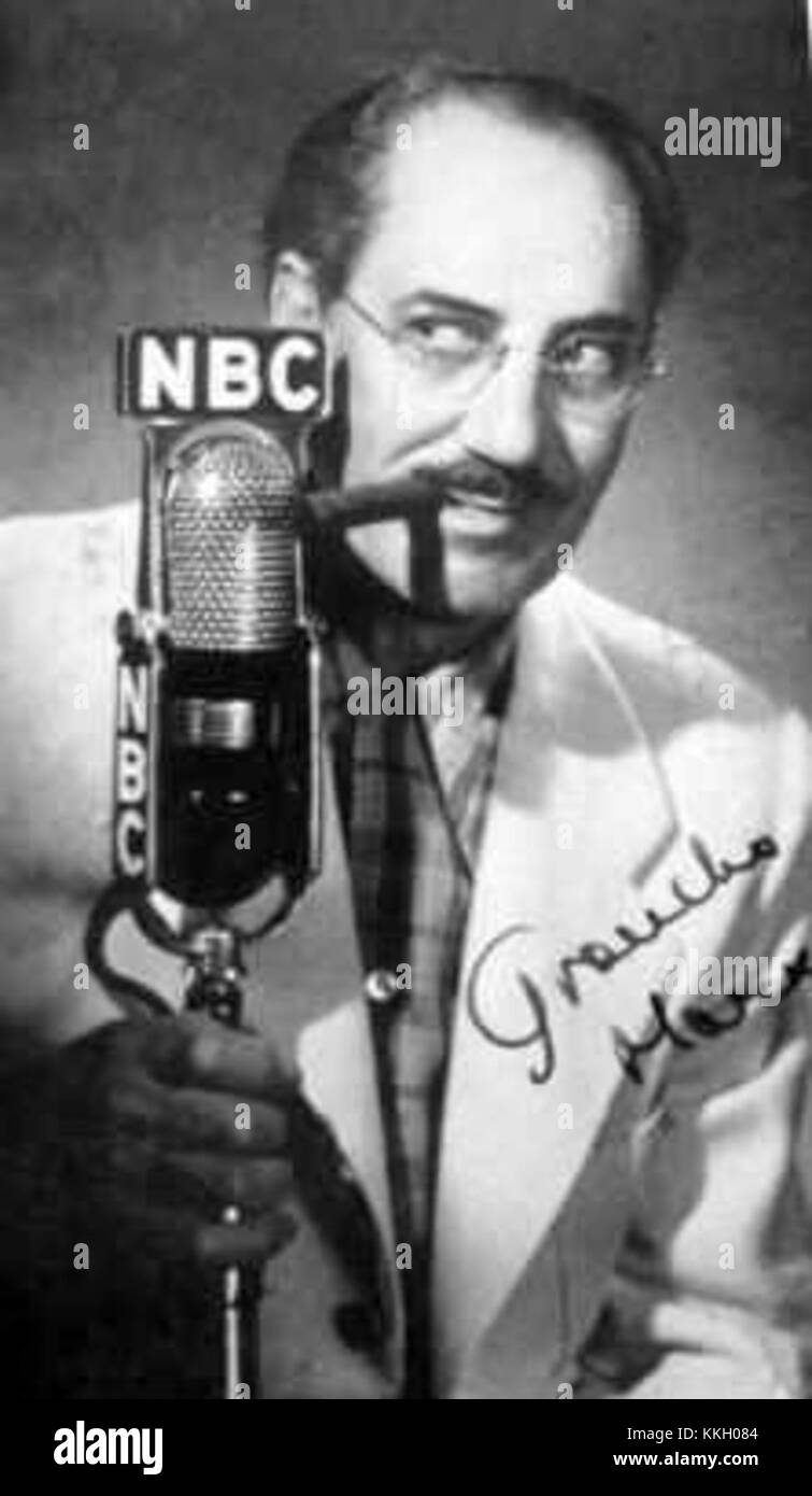 Una cartolina del 1953 con il popolare game show "You Bet Your Life", che cattura un momento dell'era iconica del programma televisivo nell'intrattenimento americano. Foto Stock