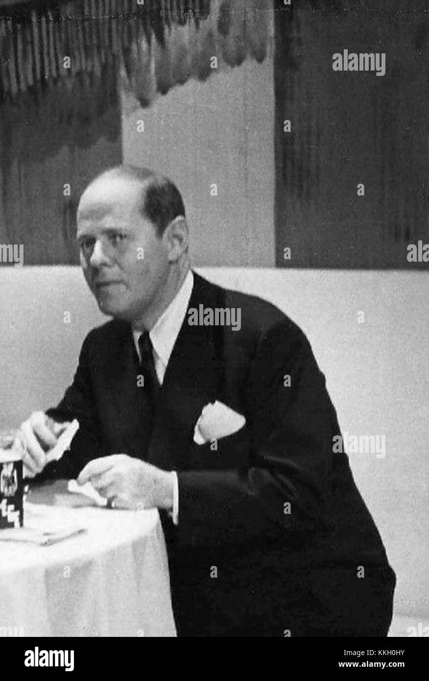 Sherman Billingsley, una figura notevole nel business americano, era noto per la sua proprietà dello Stork Club, un importante nightclub di New York. Questa immagine del 1950 riflette l'influenza di Billingsley sulla scena sociale e culturale durante la metà del XX secolo. Foto Stock