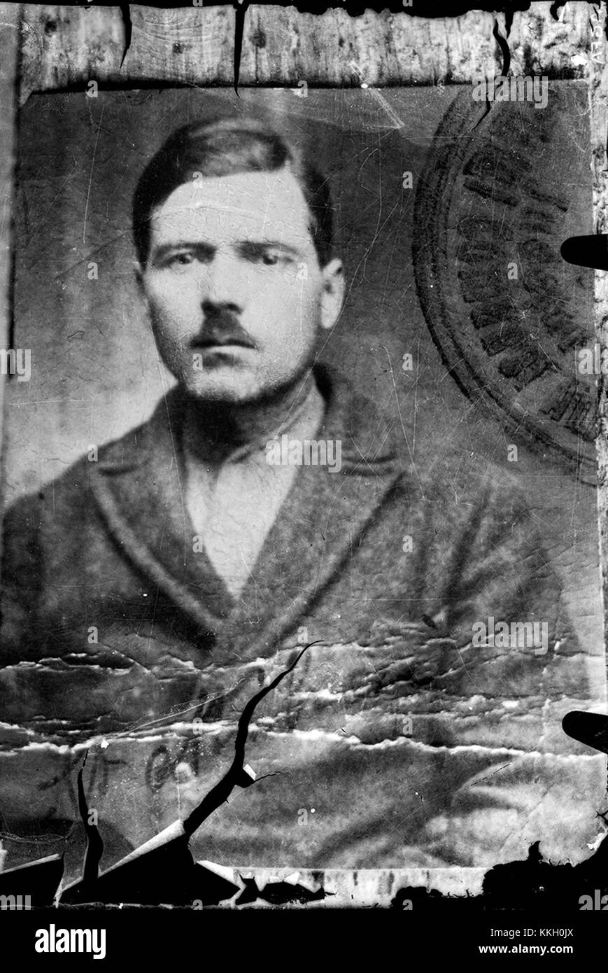 Questo si riferisce a due immagini di ritratti militari scattate nel 2013, che mostrano soldati in uniforme, riflettendo i temi del servizio militare e la sua documentazione visiva a fini storici e archivistici. Foto Stock