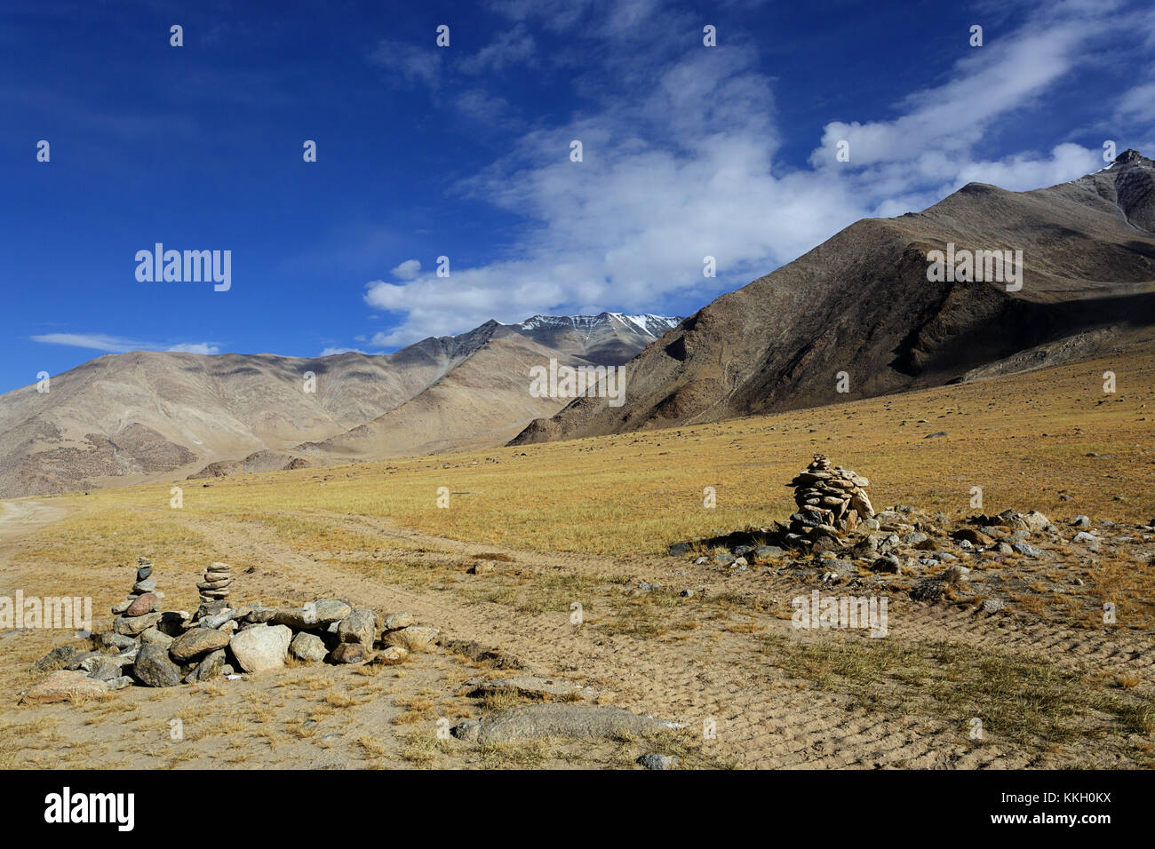 Strada di ghiaia nella zona di conflitto all'indian confine cinese, Ladakh, Jammu e Kashmir in India. Foto Stock