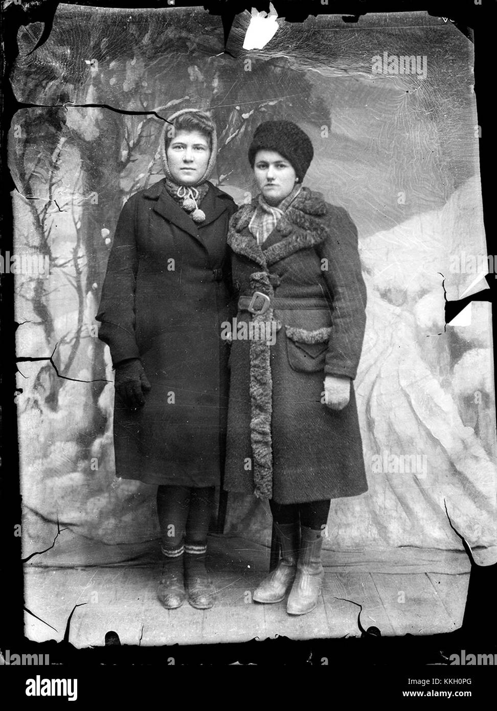 La serie "Portrete de femei", creata nel 2013, presenta ritratti di donne che catturano la forza e la diversità delle esperienze femminili. L'opera è una rappresentazione di narrazioni culturali e di espressione di genere nell'arte contemporanea. Foto Stock