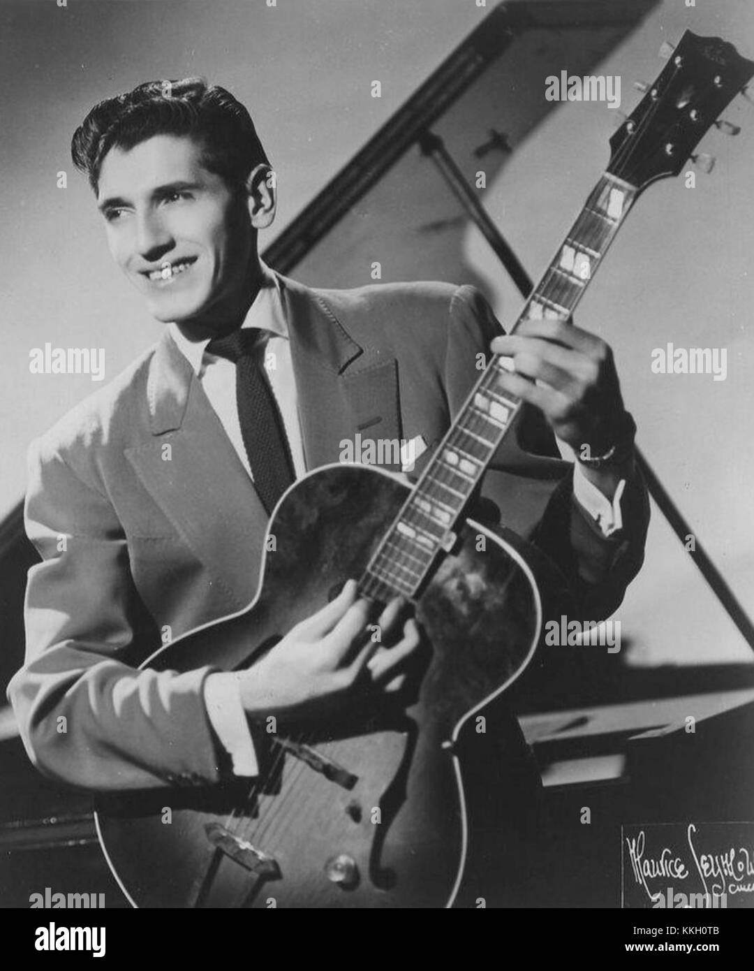 Frank D'Rone era un rinomato cantante jazz americano noto per la sua voce liscia e i suoi contributi alla scena musicale jazz negli anni '1950 Ha ottenuto il riconoscimento per le sue esibizioni in importanti locali jazz durante l'epoca. Foto Stock