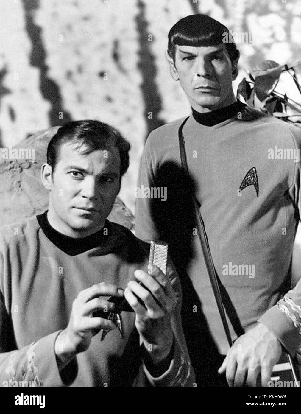 Questa iconica immagine vede William Shatner nel ruolo del capitano Kirk e Leonard Nimoy nel ruolo di Spock della famosa serie di fantascienza Star Trek, che cattura i loro ruoli di personaggi centrali nell'universo di Star Trek. Foto Stock