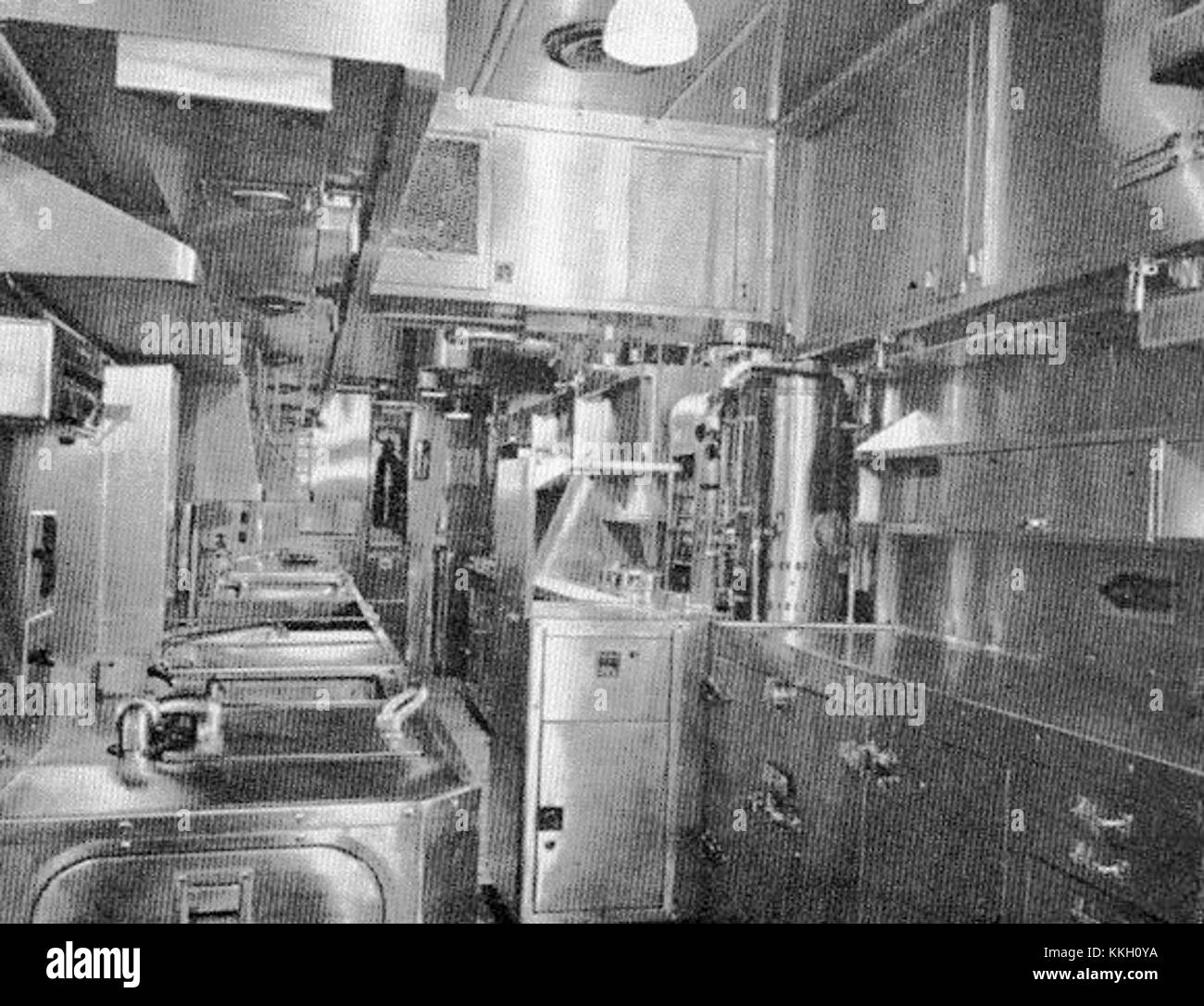 La cucina degli American Royal Zephyrs, fotografata nel 1953, è un esempio storico del design dei treni americani della metà del secolo. La cucina era una parte fondamentale del servizio di ristorazione per questo famoso treno passeggeri, che offriva pasti ai viaggiatori sulla famosa rotta americana Royal. Foto Stock