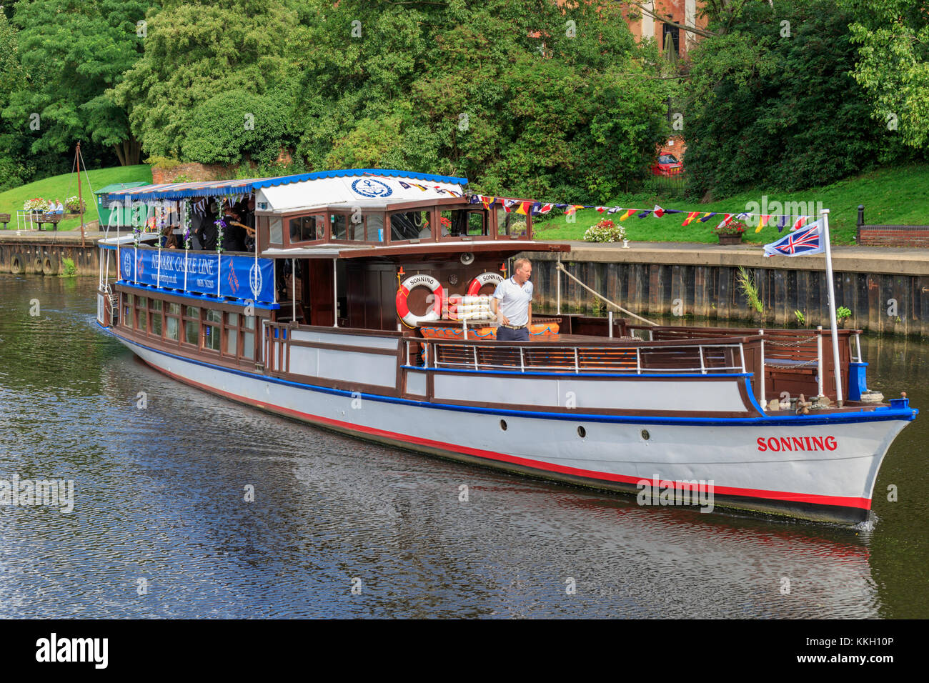 Newark on Trent fiume piacere cruiser Il Sonning in corso e di entrare in città si blocca con una festa di nozze a bordo. Nottinghamshire REGNO UNITO Foto Stock