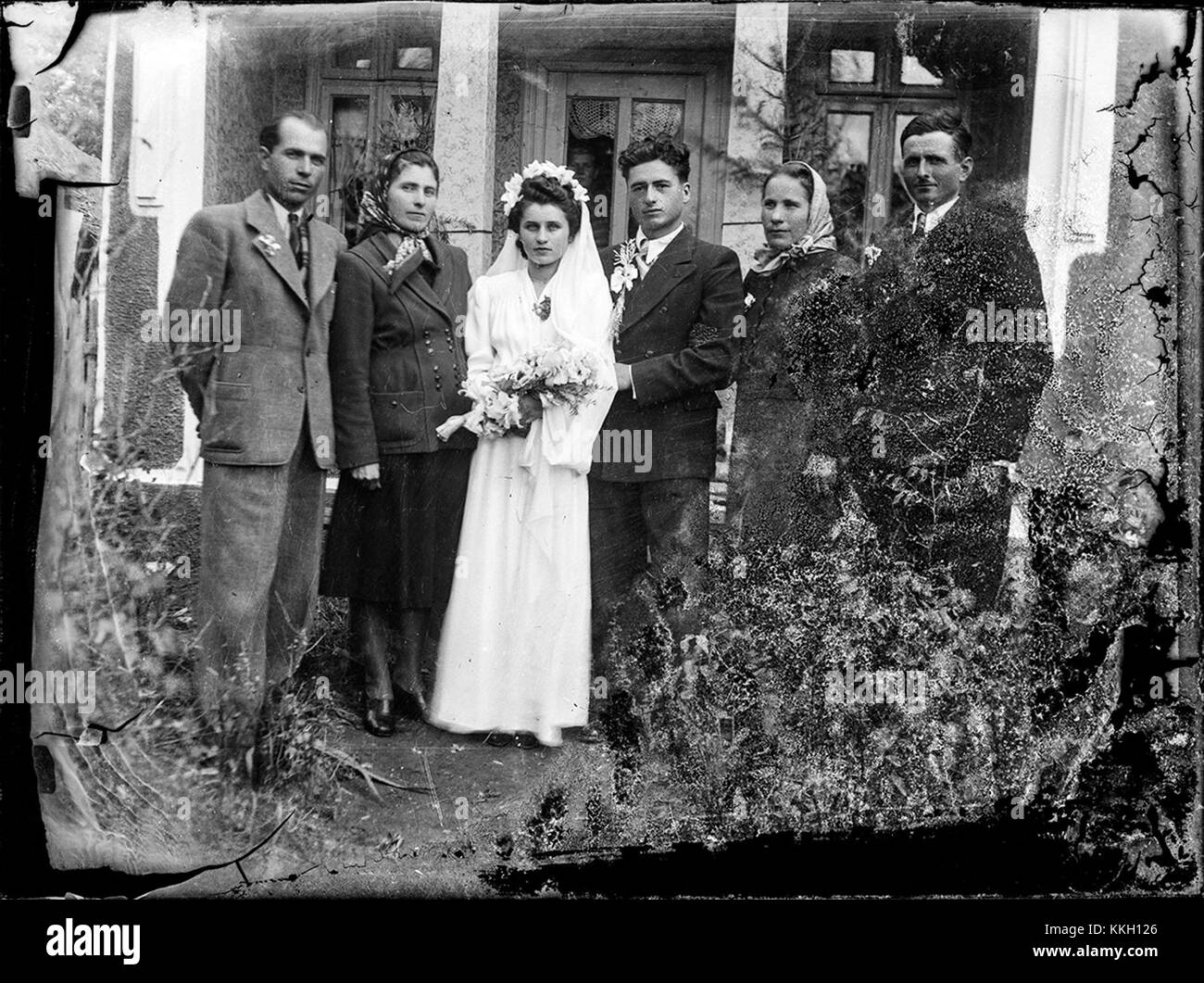 Questa fotografia raffigura una scena di nozze del dicembre 2013 in Romania. L'evento presenta le tradizionali usanze rumene, con gli ospiti in abbigliamento formale che celebrano una pietra miliare culturale. I matrimoni sono eventi sociali significativi in Romania, che fondono tradizioni moderne e antiche. Foto Stock