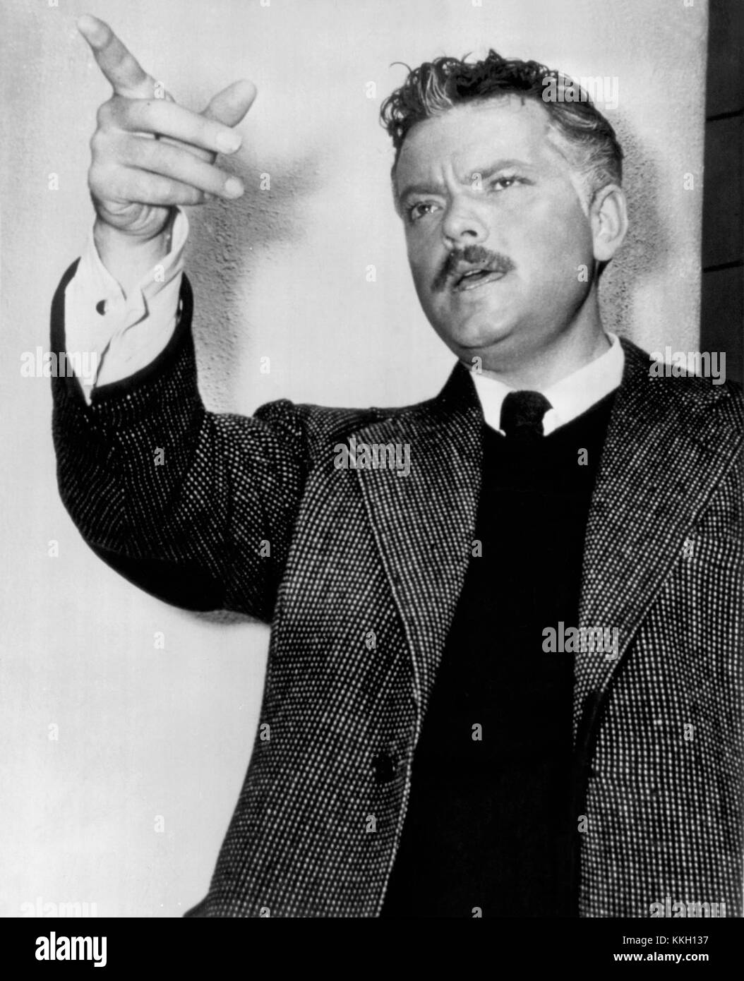 Questa immagine fa riferimento a Orson Welles nel 1945, catturando un momento nella carriera dell'iconico attore, regista e scrittore americano. Welles è rinomato per i suoi contributi al cinema e al teatro, in particolare per "Citizen Kane". Foto Stock