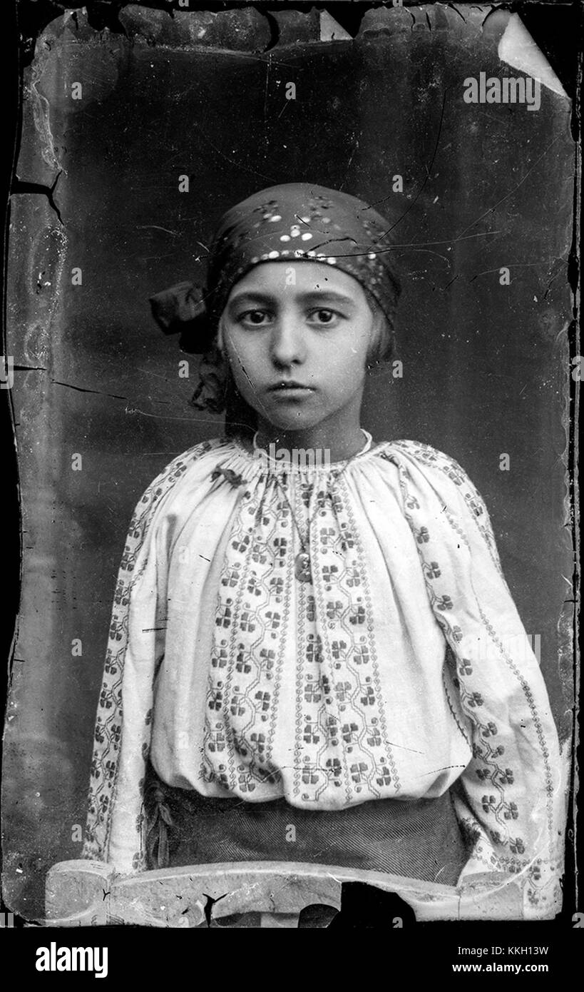 Fotografia di Costică Acsinte, scattata il 4 dicembre 2013, con una giovane donna vestita con il tradizionale costume popolare rumeno. L'immagine fa parte della Collezione Costică Acsinte, che mostra il patrimonio culturale rumeno. Foto Stock