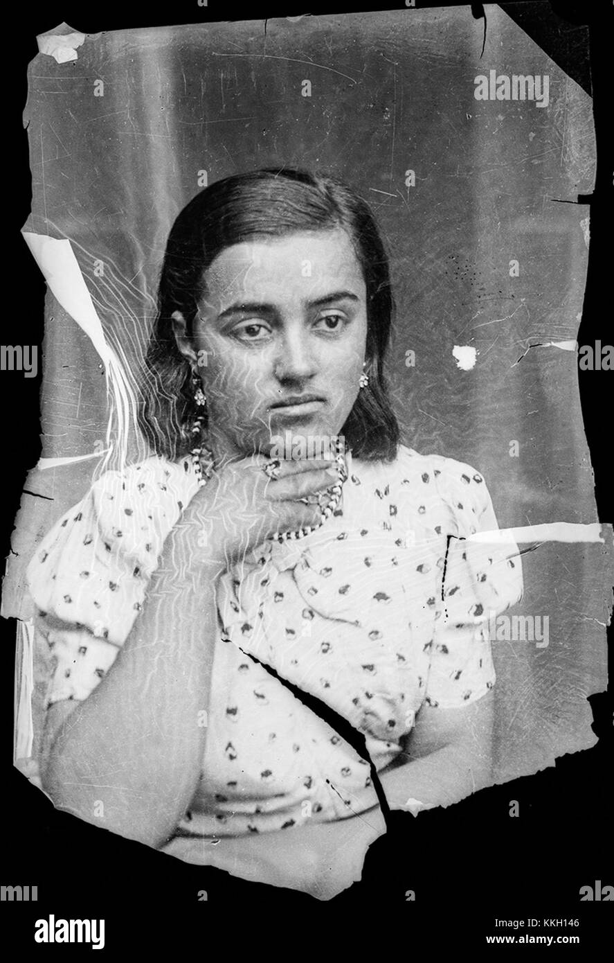 Questo ritratto, intitolato "Portret de femeie", è stato creato nel dicembre 2013. L'immagine raffigura una donna e può essere una rappresentazione artistica o storica di quel tempo. Foto Stock