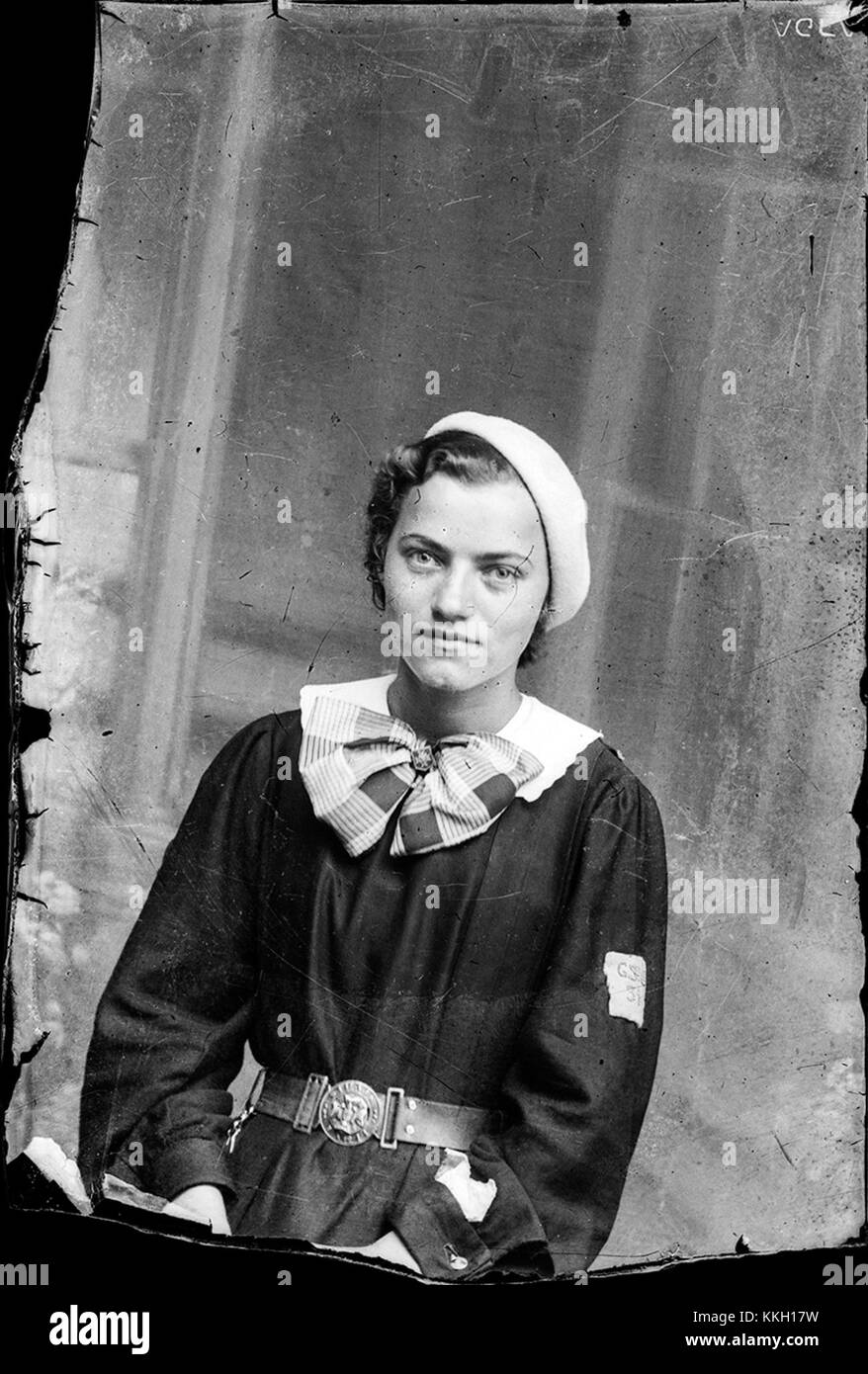 Questa fotografia raffigura una donna di nome Fata in abbigliamento tradizionale, in particolare un "costum de strajer", da un'immagine del 2013 scattata il 5 dicembre. L'abbigliamento è caratteristico dell'abbigliamento culturale rumeno. Foto Stock