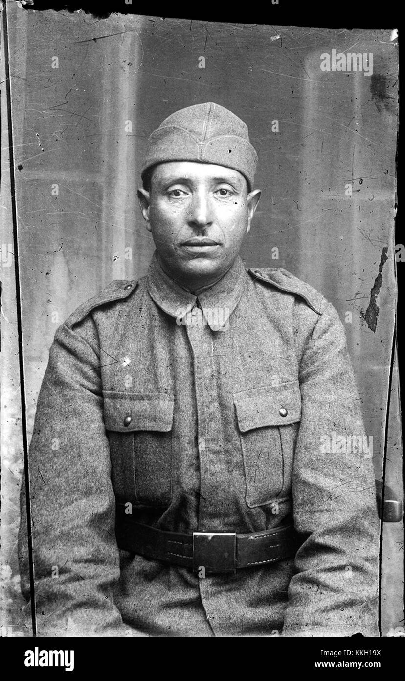 Una fotografia intitolata "Militar CA 20131207 (11256146204)", raffigurante una scena militare, che fornisce informazioni sull'abbigliamento e le attrezzature militari, riflettendo il contesto storico del periodo. Foto Stock