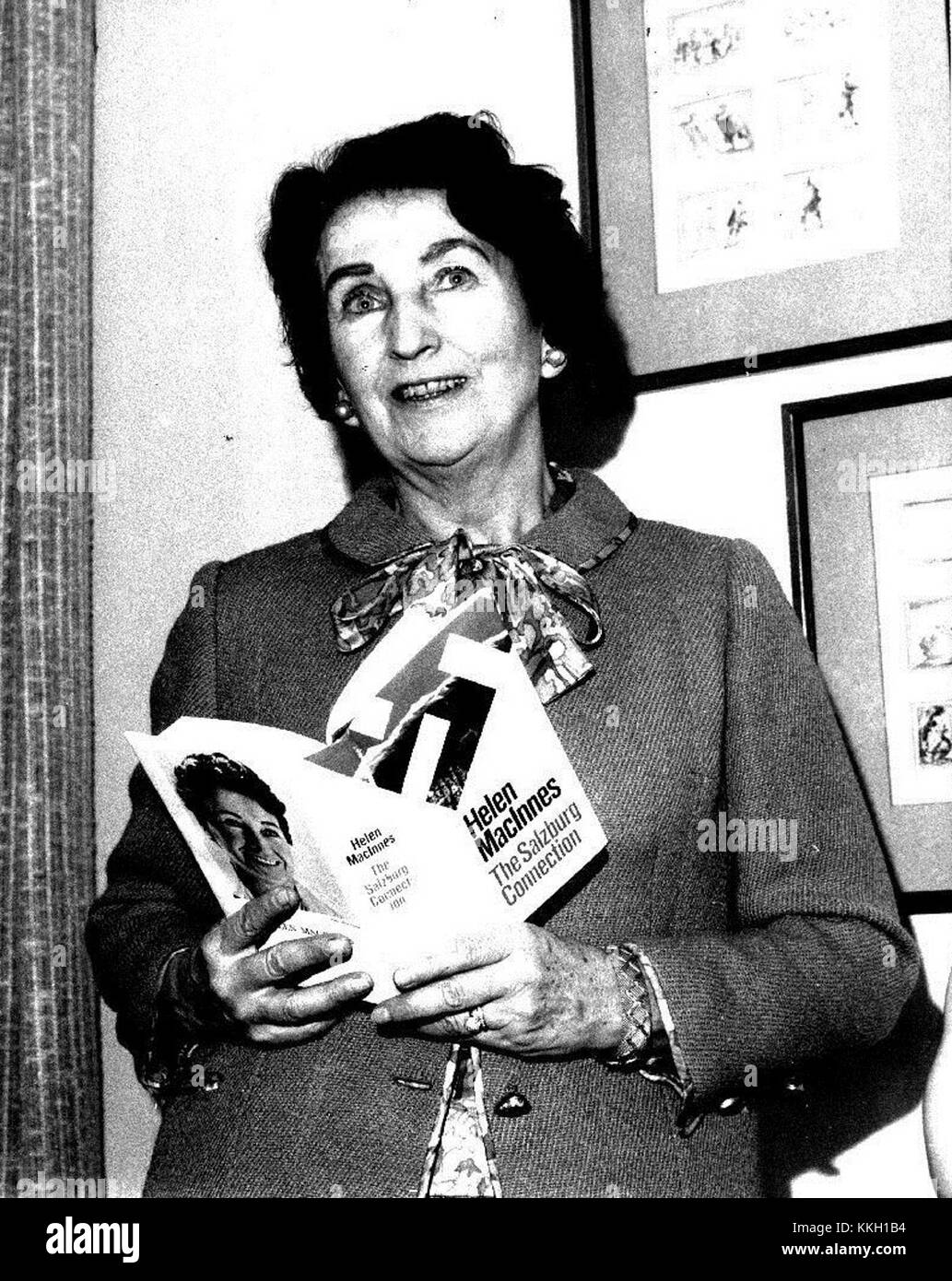 Helen MacInnes, una scrittrice ben nota, in particolare nei generi spionaggio e thriller, fu attiva alla fine degli anni '1960, con le sue opere che ottennero riconoscimenti nel 1969 per la loro complessità narrativa. Foto Stock