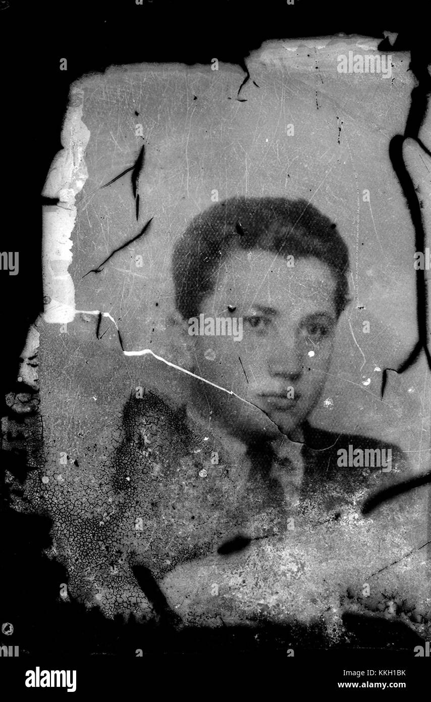 "2 imagini: Portrete CA 20131208" si riferisce a due immagini di ritratti scattate l'8 dicembre 2013. Queste immagini catturano ritratti singoli o di gruppo da un evento o una sessione specifici. Foto Stock