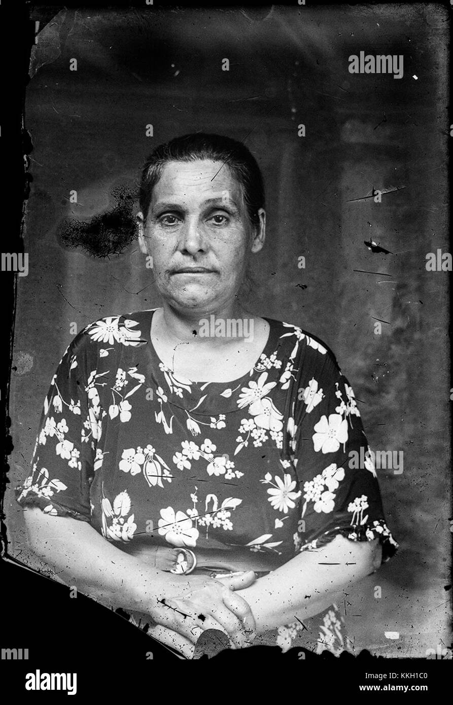 Un ritratto di una donna, catturato l'8 dicembre 2013. L'immagine mostra l'espressione e le caratteristiche del subjectâ, evidenziando il suo carattere individuale. Foto Stock