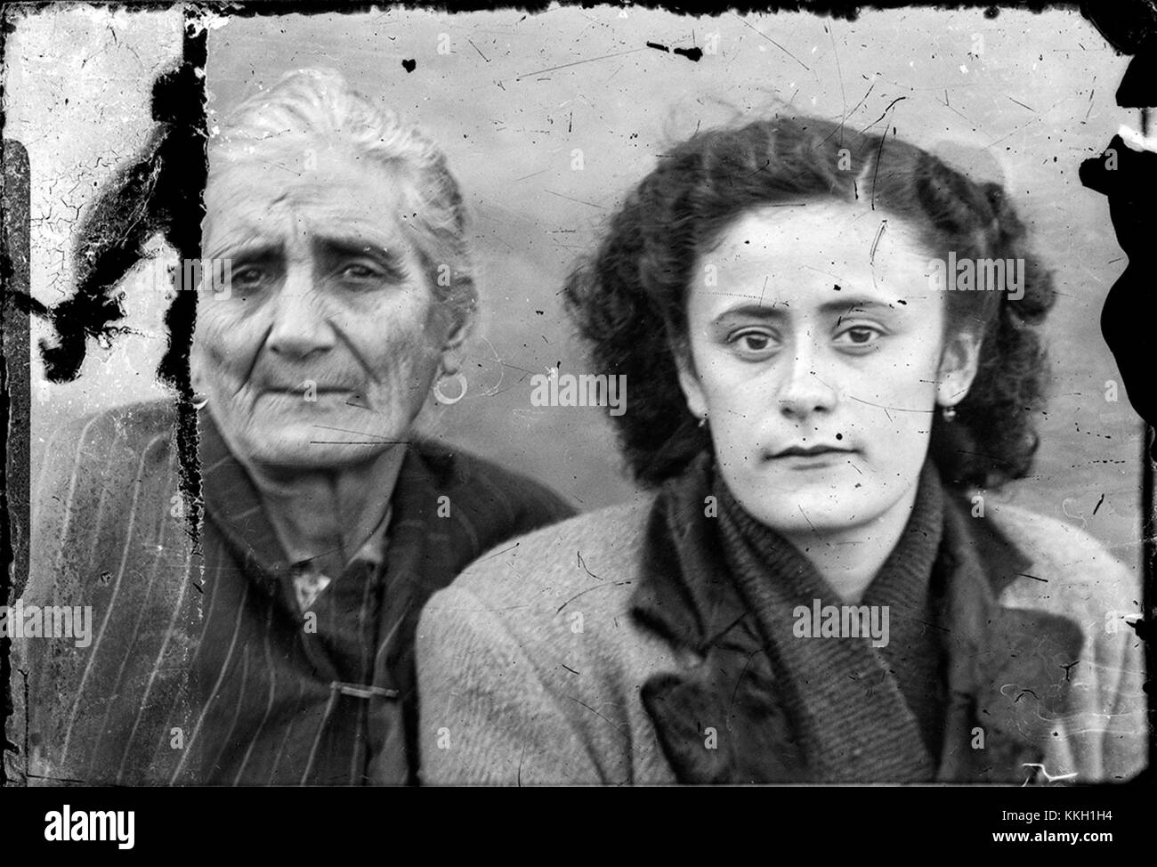 Questa immagine intitolata "2 imagini: Portrete CA 20131211" mostra due ritratti scattati l'11 dicembre 2013, evidenziando rappresentazioni artistiche di individui, mostrando stile e fotografia di quel periodo. Foto Stock