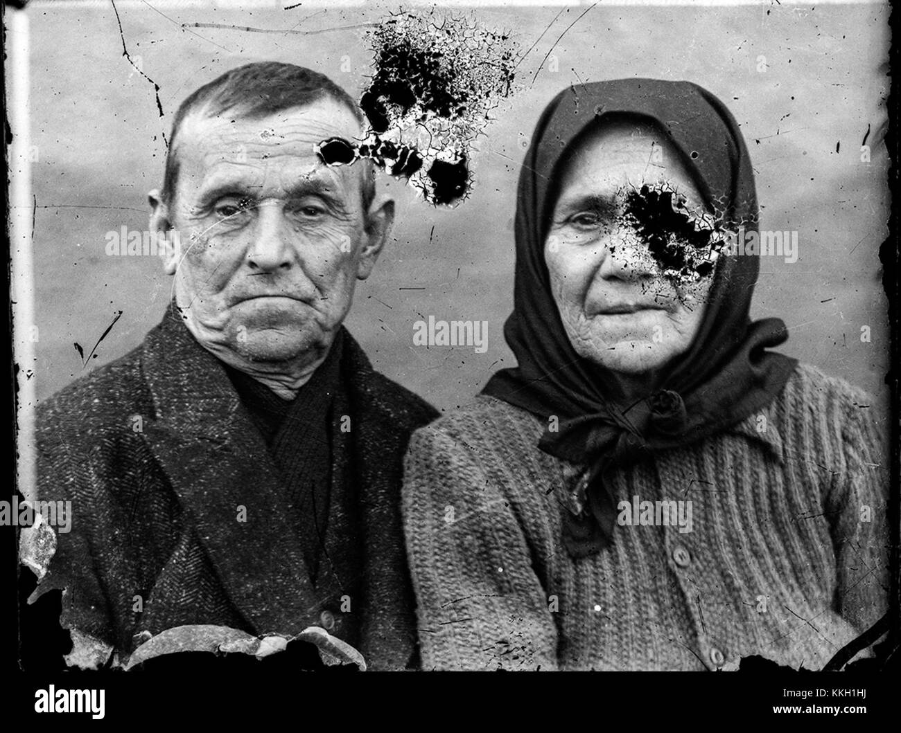 La serie di immagini intitolata "2 imagini: Portrete CA 20131211" presenta due ritratti catturati nel 2013. Questi ritratti offrono un'idea delle espressioni artistiche del tempo, mostrando uno stile caratteristico dell'inizio del XXI secolo. Foto Stock