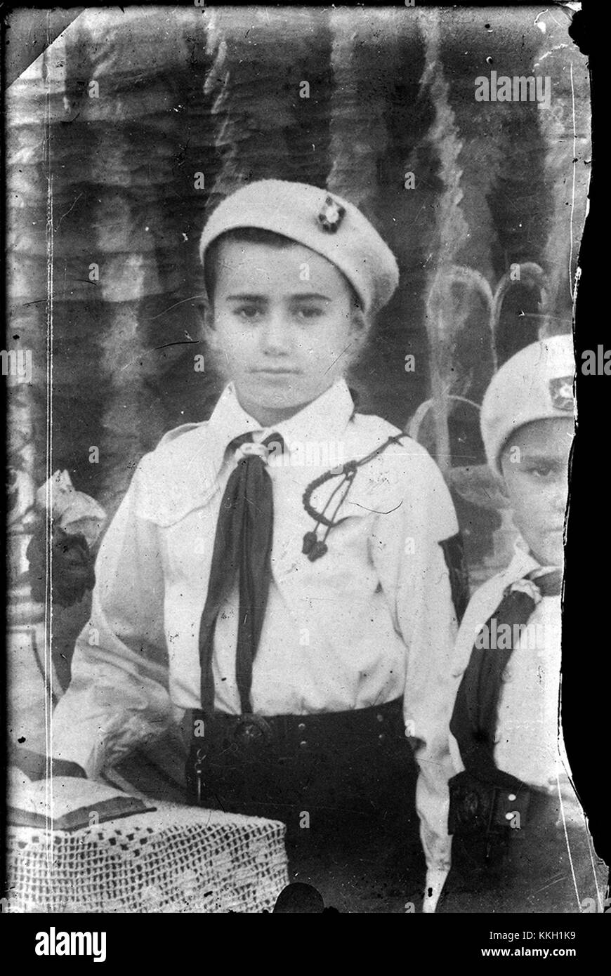 Questa immagine cattura un bambino (copil) in uniforme dal 2013. La foto riflette un momento nel tempo legato al coinvolgimento di childrenÂ in ambienti formali o cerimoniali, eventualmente legati a un evento o a un'occasione specifica. Foto Stock